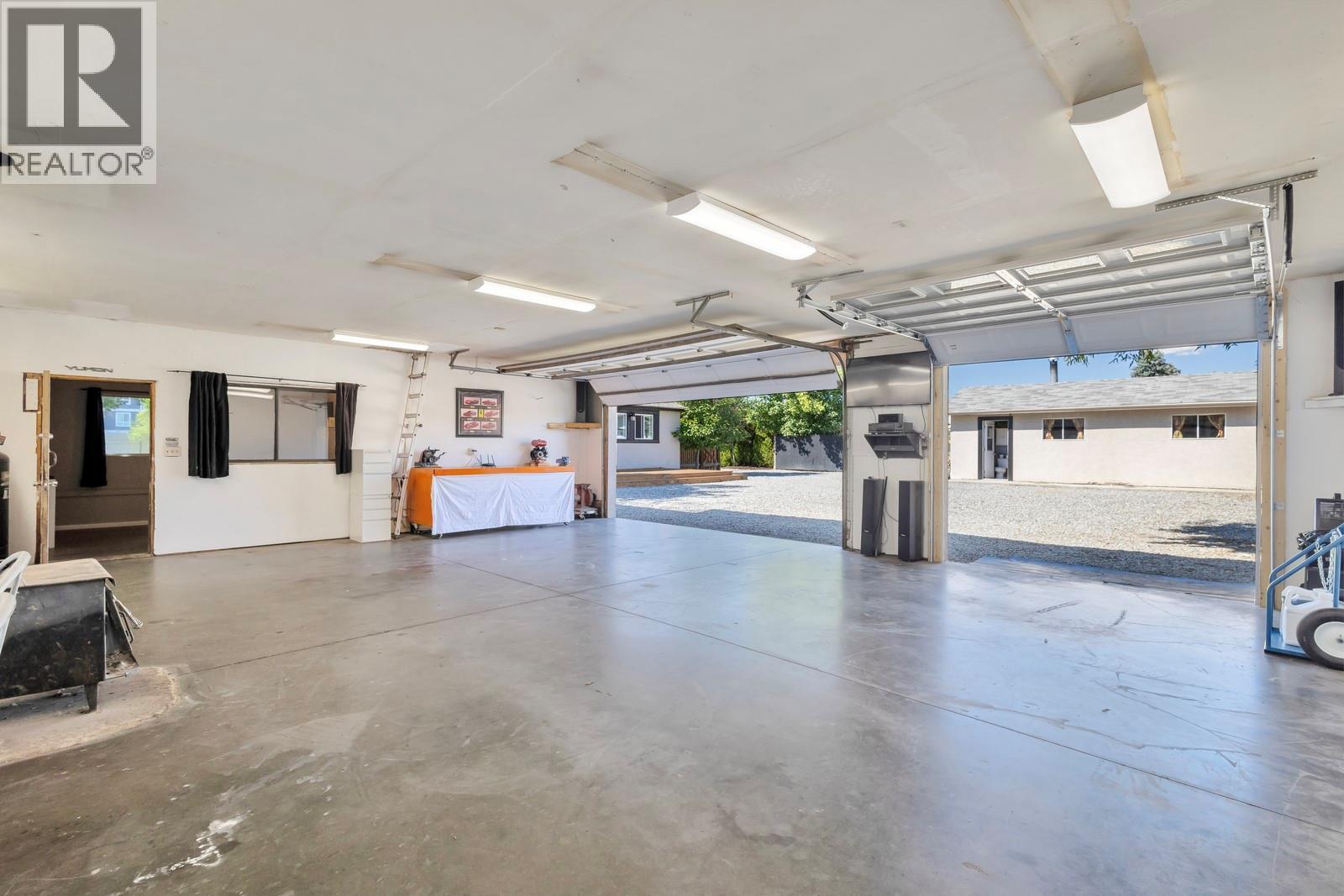 Picture for 431 Valley  Road https://www.cirrealty.ca/reb/bc/6/10364966_24.jpg