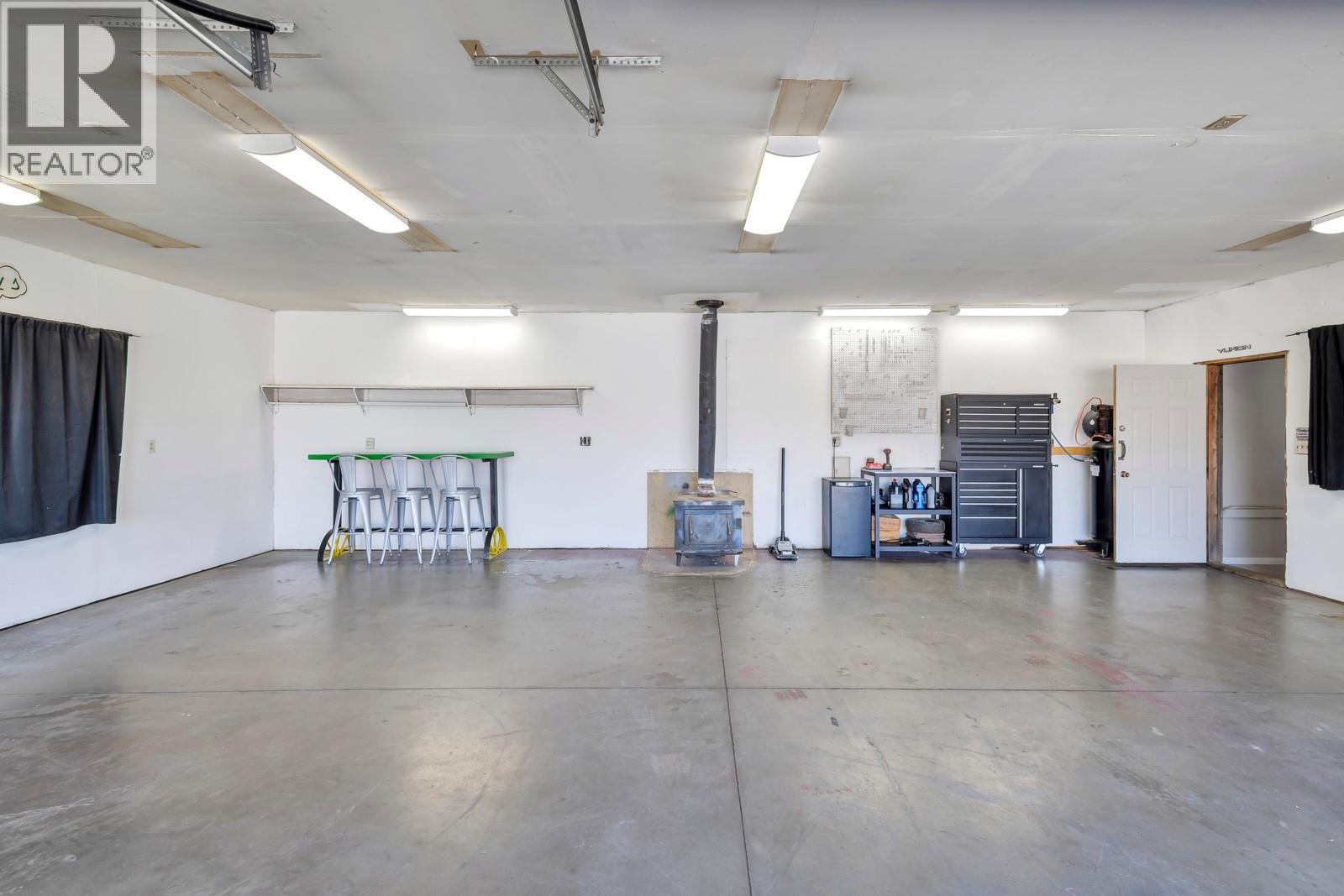 Picture for 431 Valley  Road https://www.cirrealty.ca/reb/bc/6/10364966_25.jpg