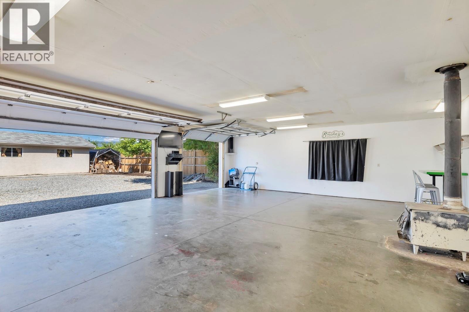 Picture for 431 Valley  Road https://www.cirrealty.ca/reb/bc/6/10364966_26.jpg