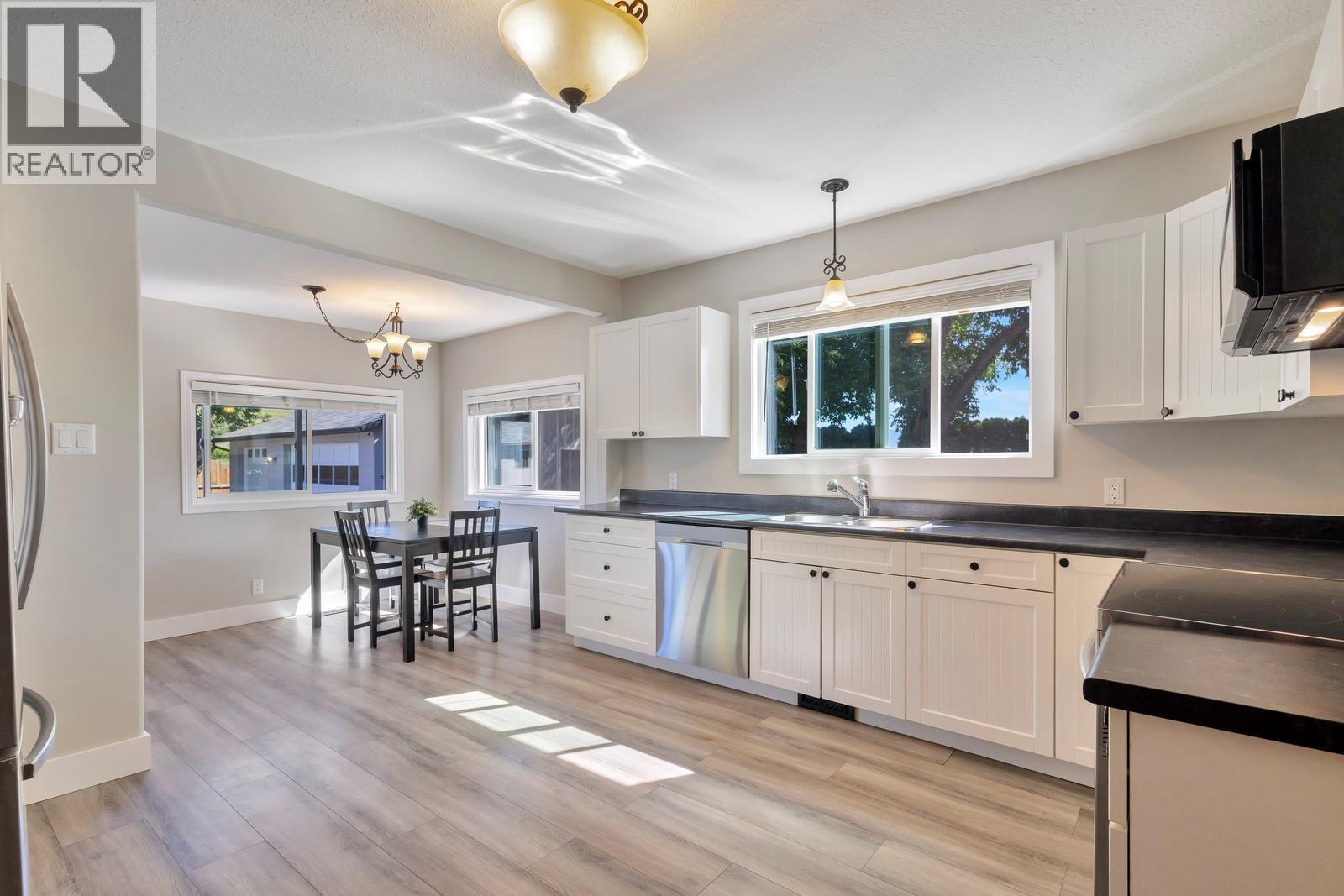 Picture for 431 Valley  Road https://www.cirrealty.ca/reb/bc/6/10364966_36.jpg