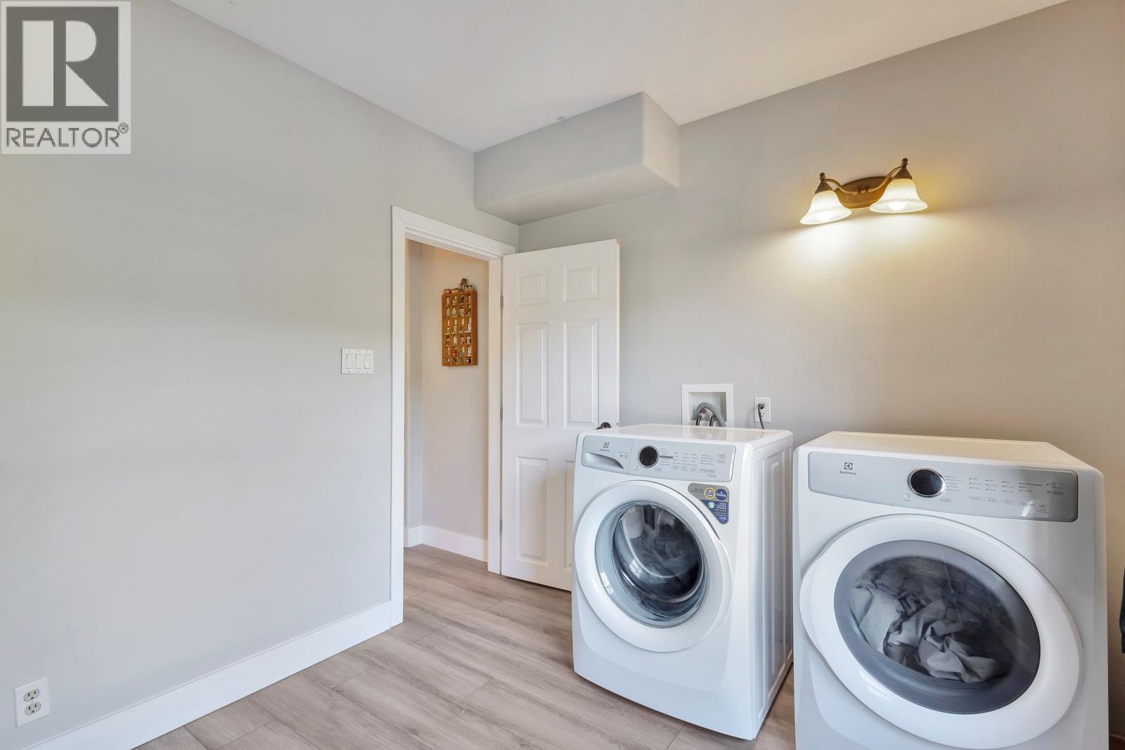 Picture for 431 Valley  Road https://www.cirrealty.ca/reb/bc/6/10364966_39.jpg