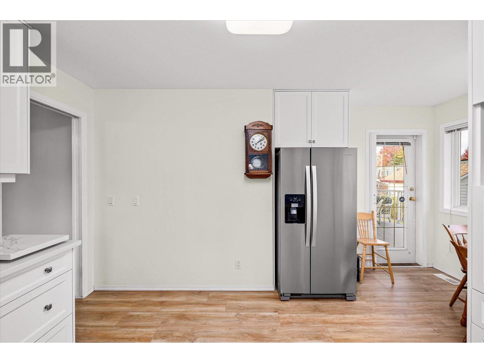 Picture for 1160 Kneller  Court https://www.cirrealty.ca/reb/bc/6/10365316_13.jpg