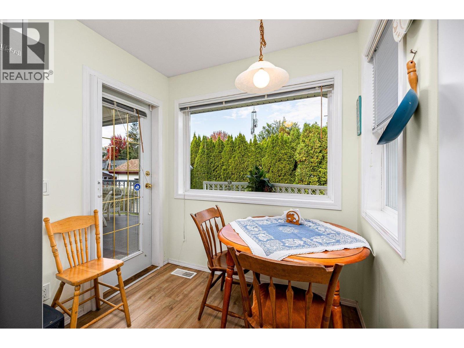 Picture for 1160 Kneller  Court https://www.cirrealty.ca/reb/bc/6/10365316_14.jpg