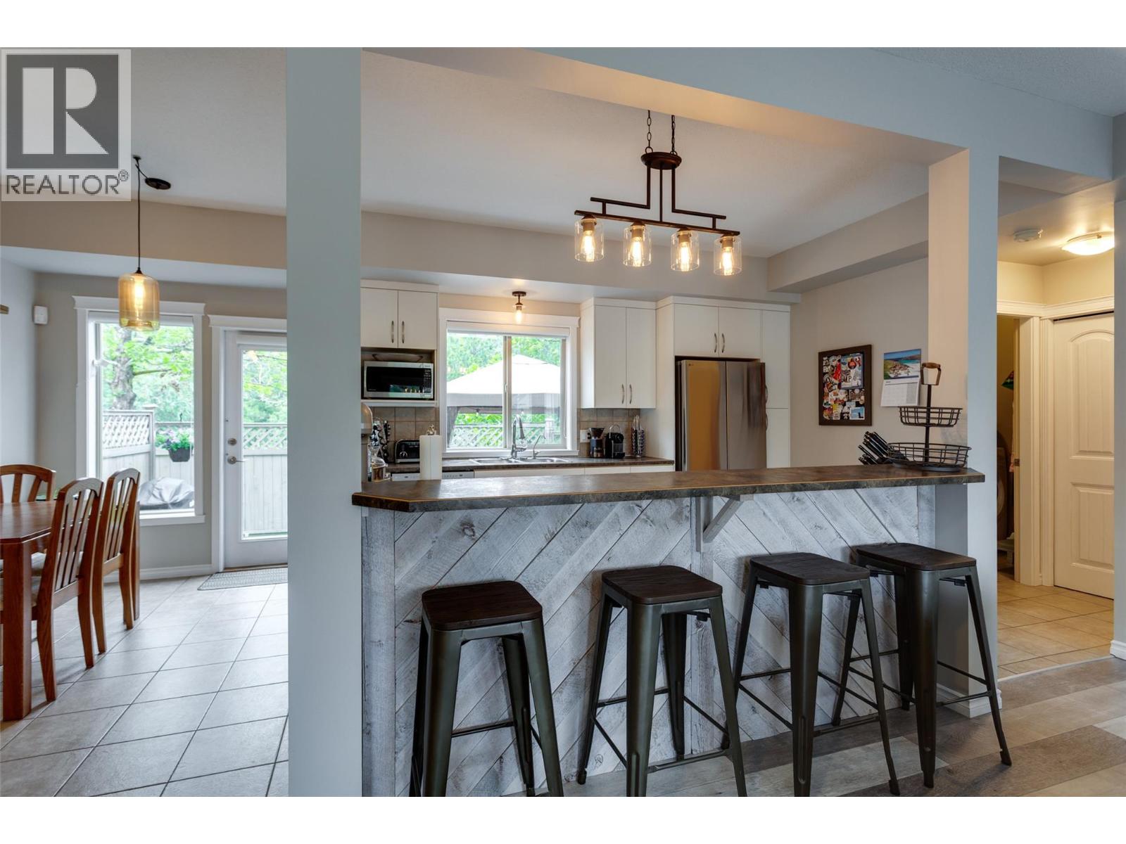 Picture for Unit #15, 1798 Olympus  Way https://www.cirrealty.ca/reb/bc/6/10365366_15.jpg