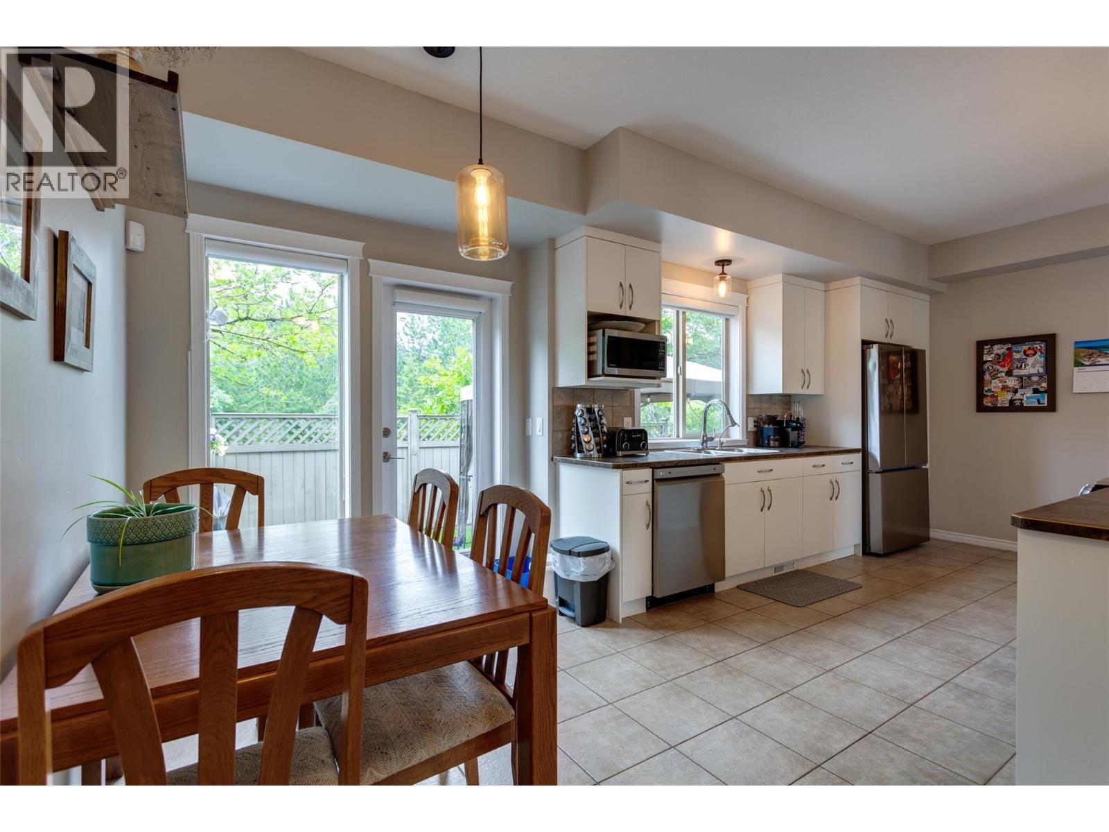 Picture for Unit #15, 1798 Olympus  Way https://www.cirrealty.ca/reb/bc/6/10365366_3.jpg