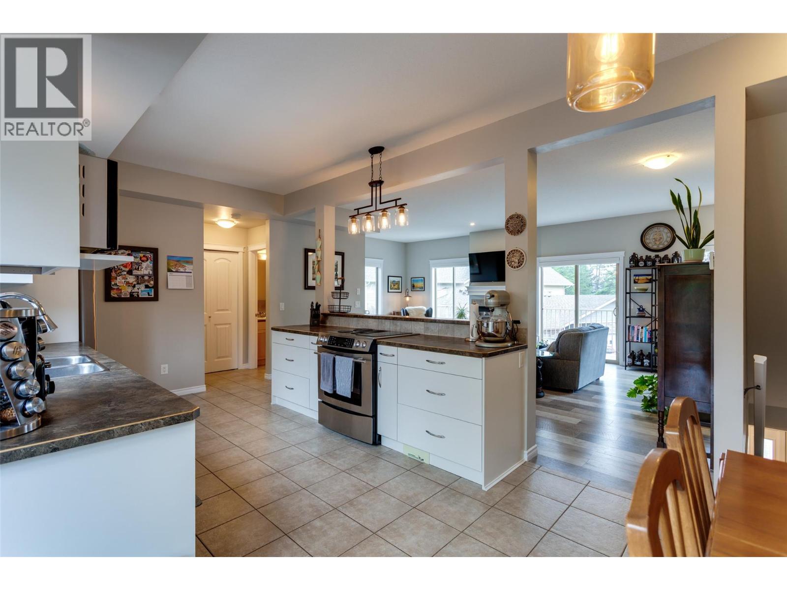 Picture for Unit #15, 1798 Olympus  Way https://www.cirrealty.ca/reb/bc/6/10365366_4.jpg