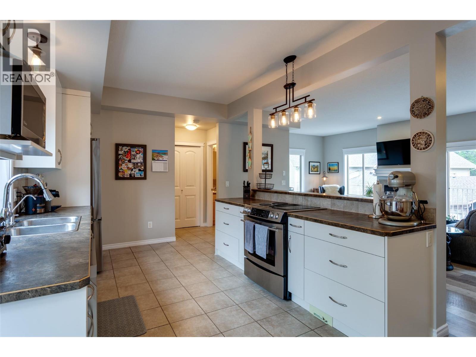 Picture for Unit #15, 1798 Olympus  Way https://www.cirrealty.ca/reb/bc/6/10365366_5.jpg
