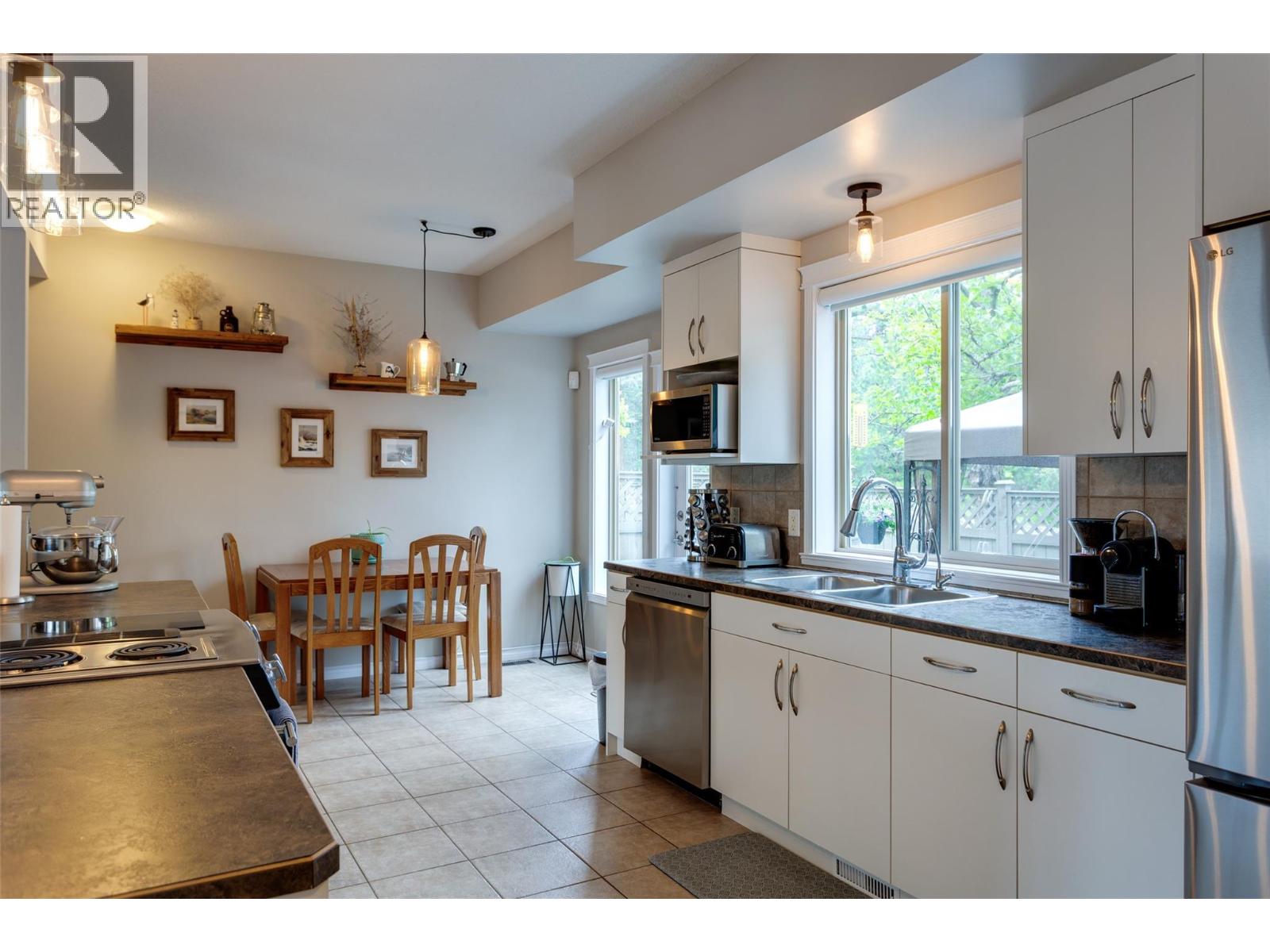 Picture for Unit #15, 1798 Olympus  Way https://www.cirrealty.ca/reb/bc/6/10365366_8.jpg