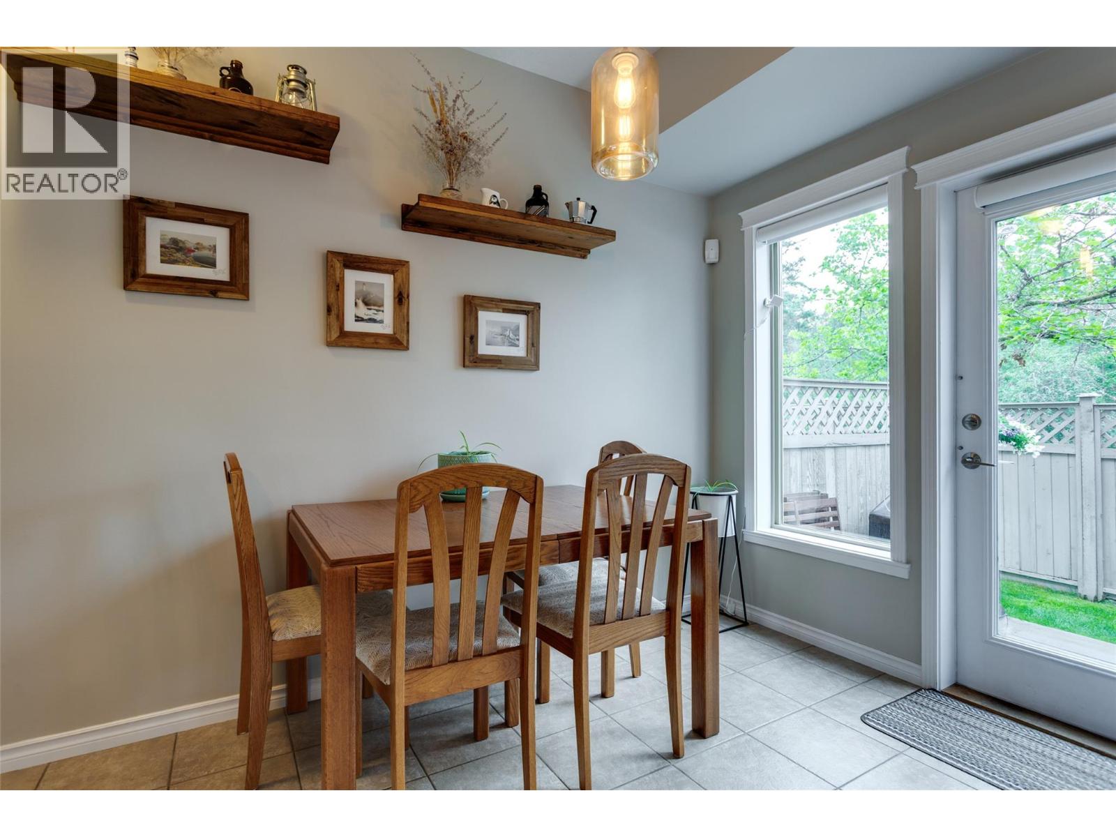 Picture for Unit #15, 1798 Olympus  Way https://www.cirrealty.ca/reb/bc/6/10365366_9.jpg