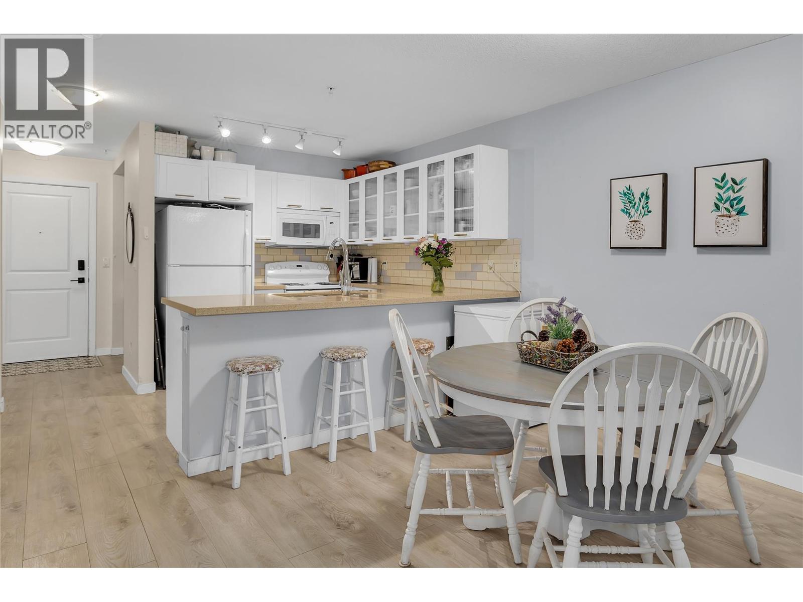 Picture for Unit #111, 539 Yates  Road https://www.cirrealty.ca/reb/bc/6/10365406_19.jpg