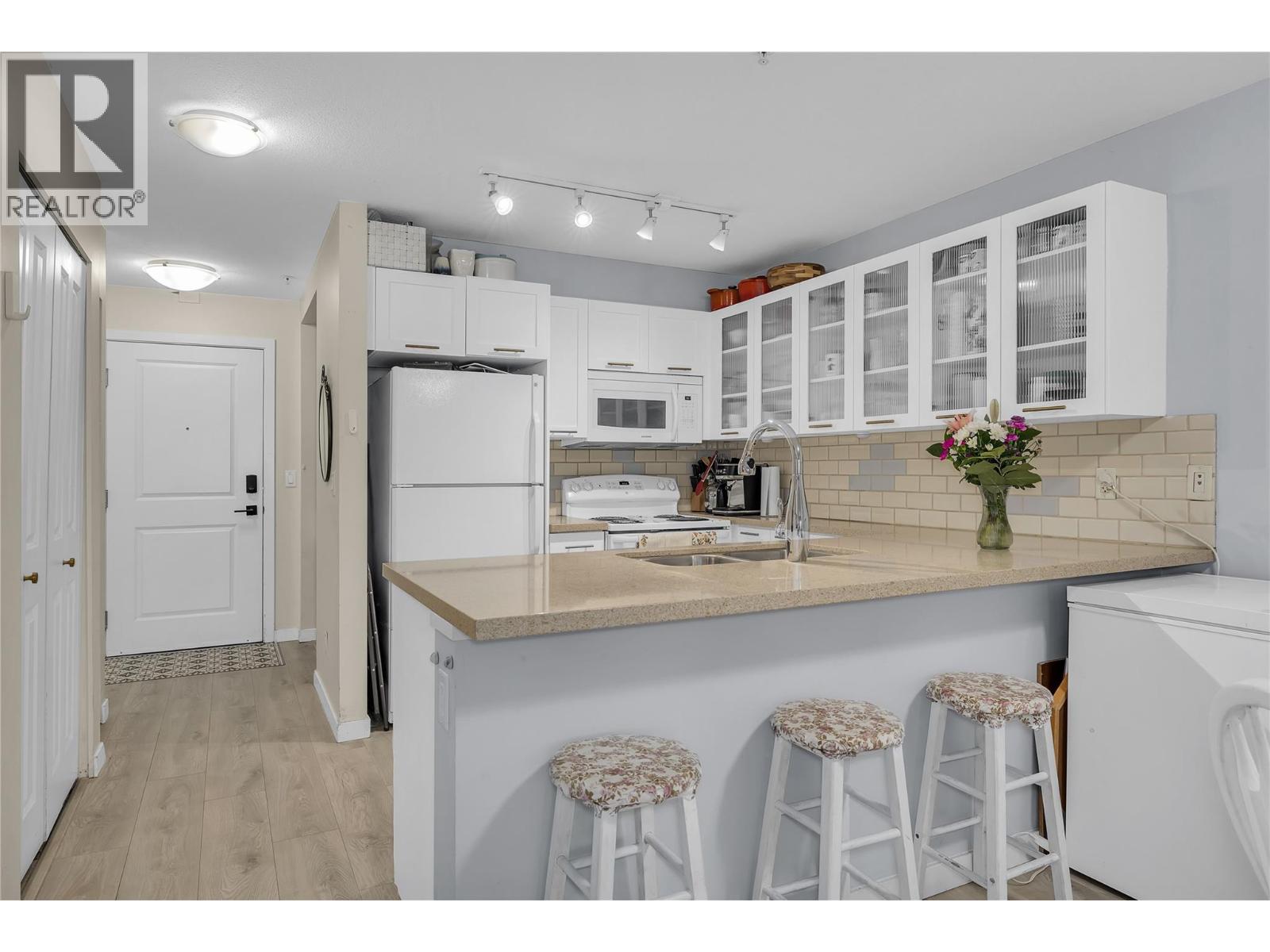 Picture for Unit #111, 539 Yates  Road https://www.cirrealty.ca/reb/bc/6/10365406_20.jpg