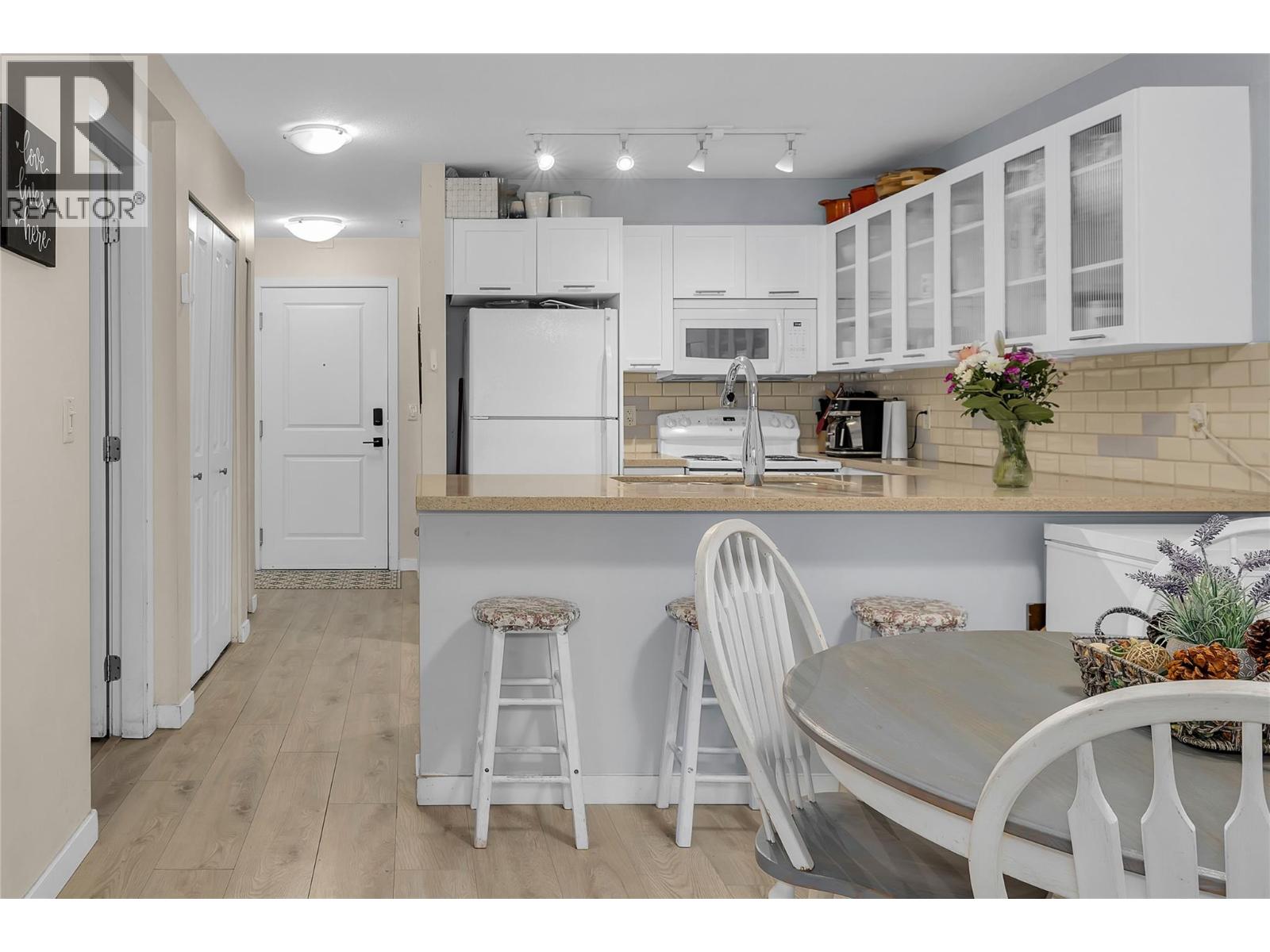 Picture for Unit #111, 539 Yates  Road https://www.cirrealty.ca/reb/bc/6/10365406_21.jpg