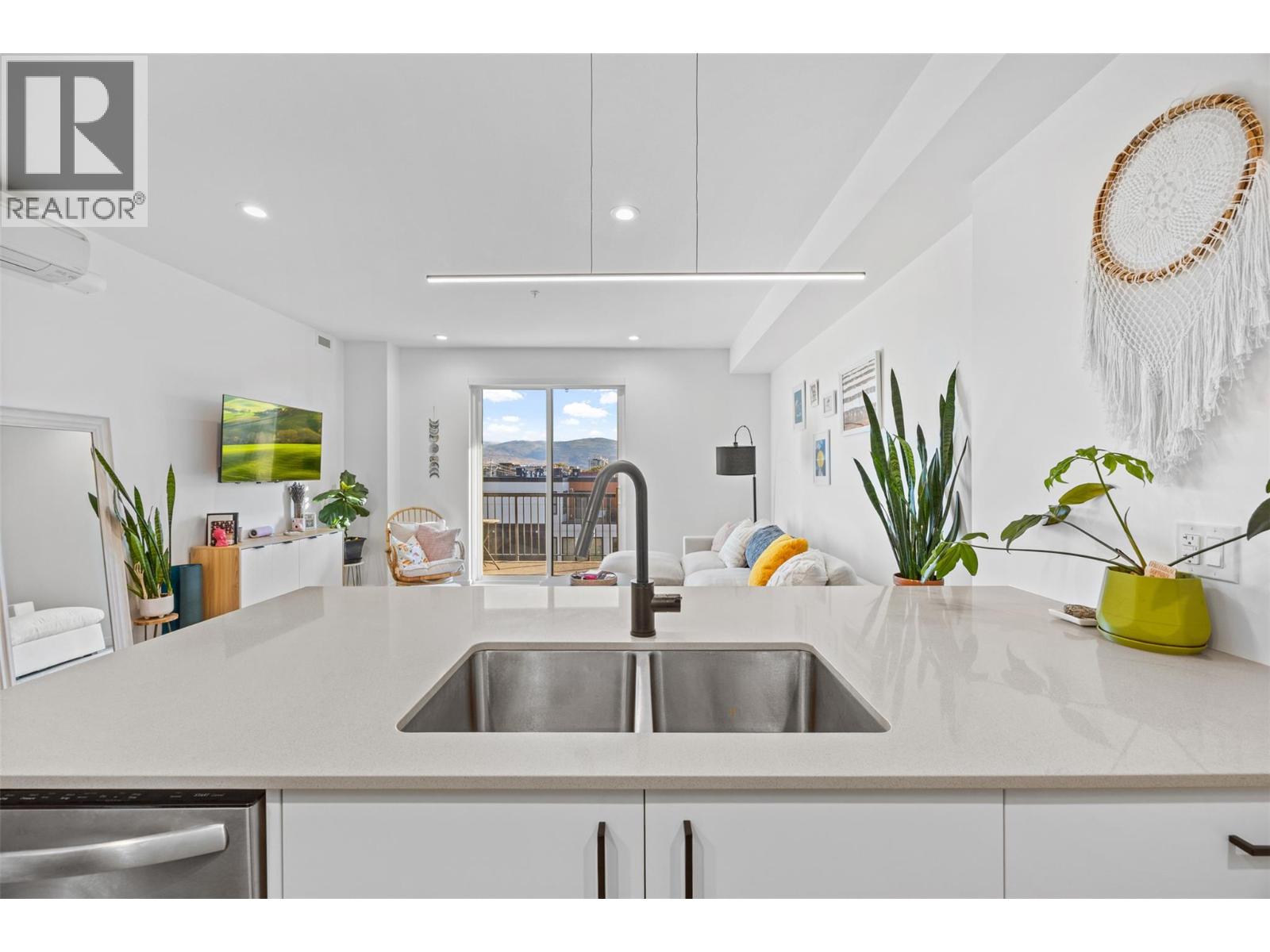 Picture for Unit #405, 660 Cawston  Avenue https://www.cirrealty.ca/reb/bc/6/10365466_8.jpg