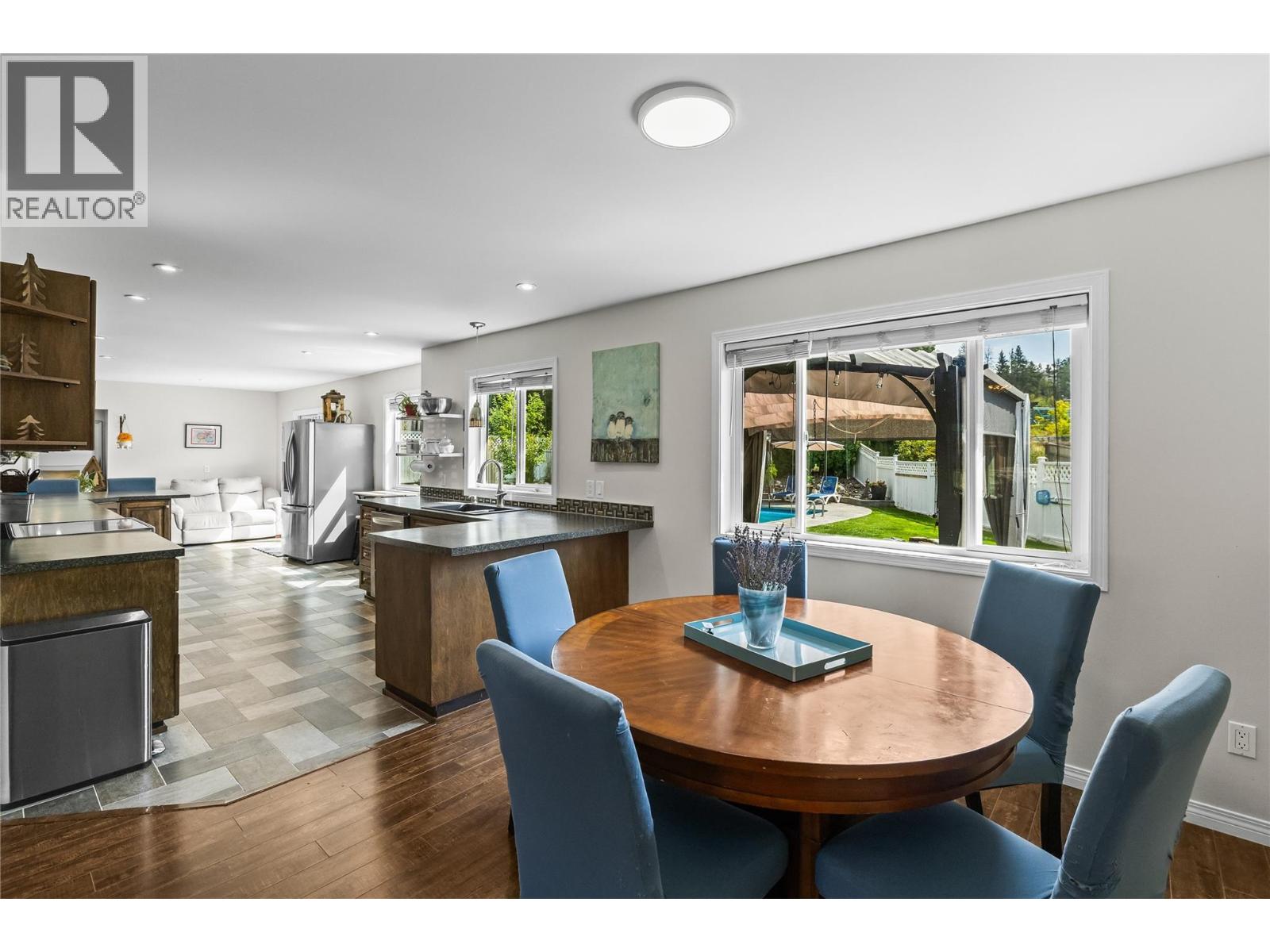 Picture for 2395 Shannon Ridge  Drive https://www.cirrealty.ca/reb/bc/6/10365576_10.jpg