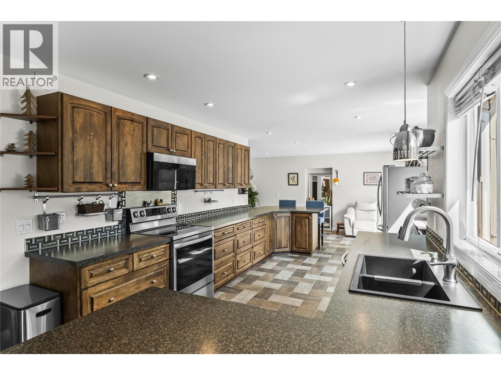 Picture for 2395 Shannon Ridge  Drive https://www.cirrealty.ca/reb/bc/6/10365576_12.jpg