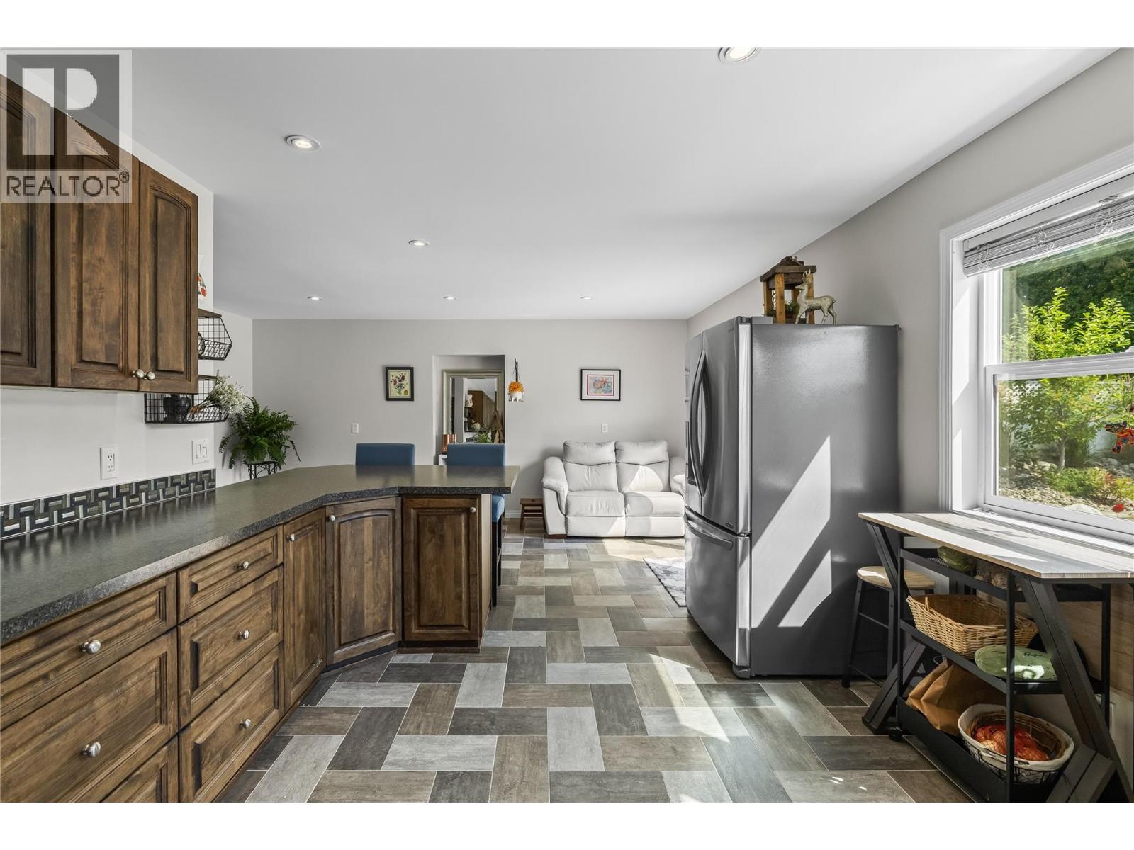 Picture for 2395 Shannon Ridge  Drive https://www.cirrealty.ca/reb/bc/6/10365576_13.jpg