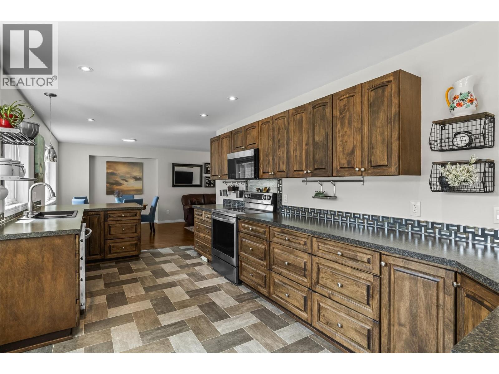 Picture for 2395 Shannon Ridge  Drive https://www.cirrealty.ca/reb/bc/6/10365576_14.jpg