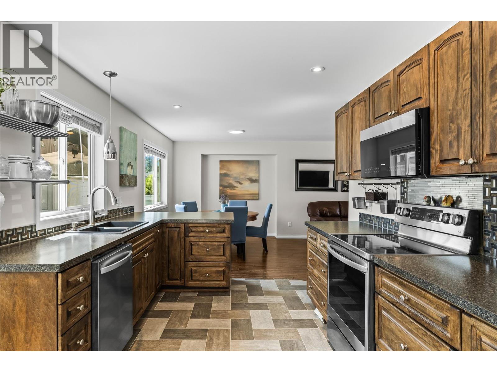 Picture for 2395 Shannon Ridge  Drive https://www.cirrealty.ca/reb/bc/6/10365576_15.jpg