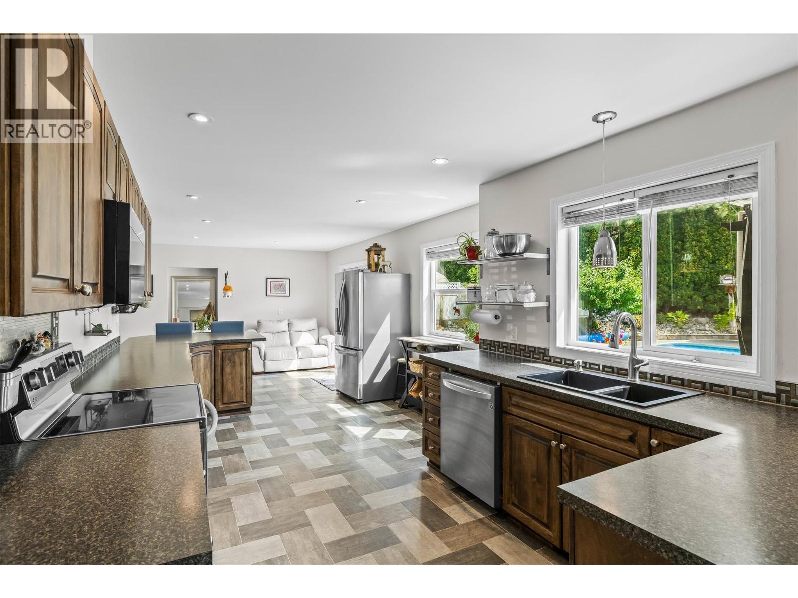 Picture for 2395 Shannon Ridge  Drive https://www.cirrealty.ca/reb/bc/6/10365576_16.jpg