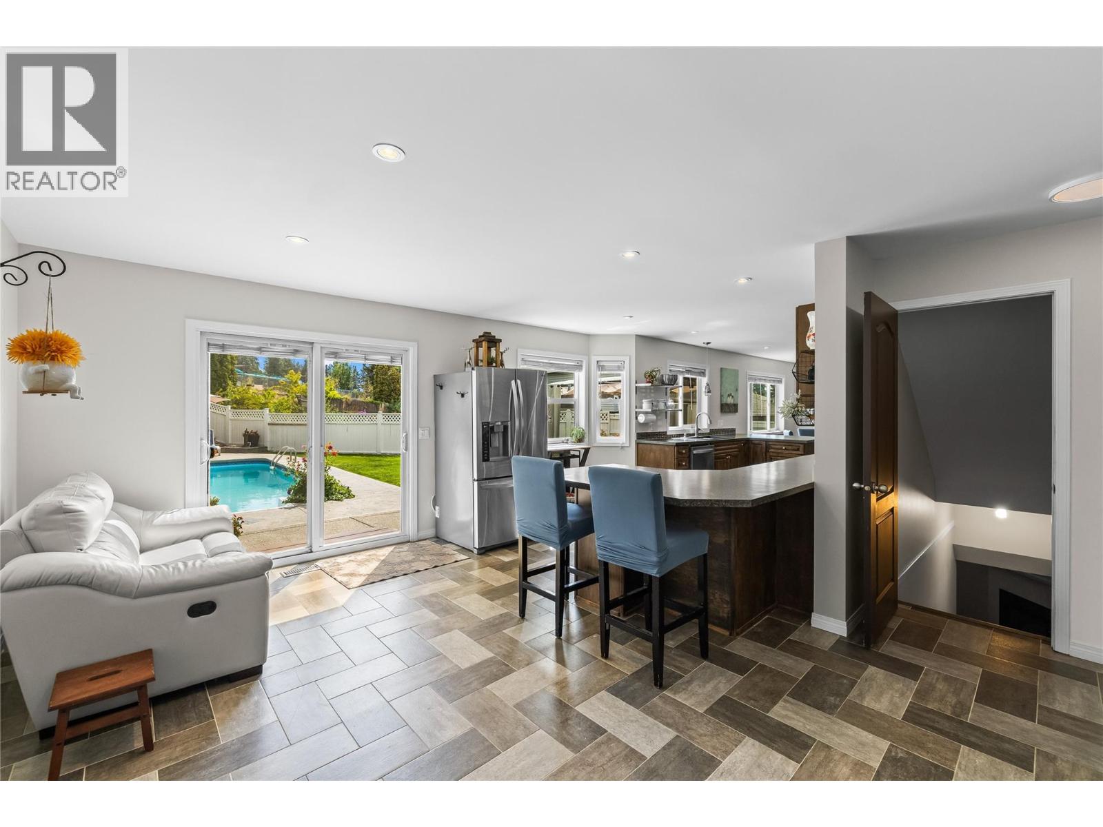 Picture for 2395 Shannon Ridge  Drive https://www.cirrealty.ca/reb/bc/6/10365576_17.jpg