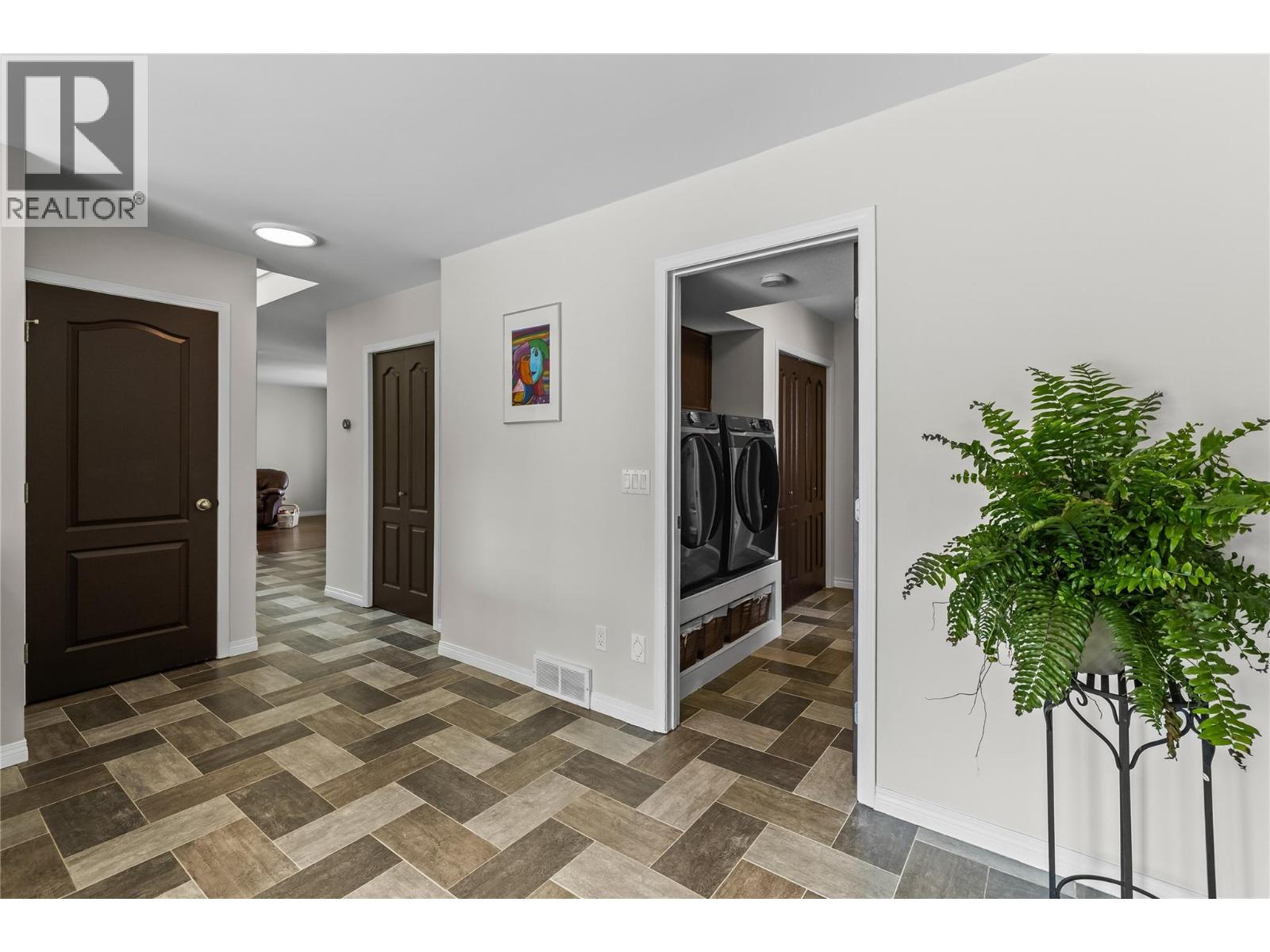 Picture for 2395 Shannon Ridge  Drive https://www.cirrealty.ca/reb/bc/6/10365576_18.jpg