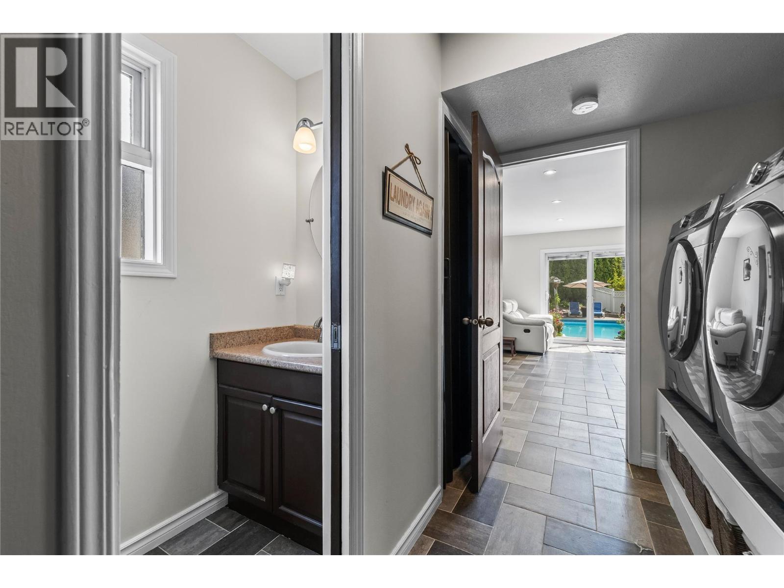 Picture for 2395 Shannon Ridge  Drive https://www.cirrealty.ca/reb/bc/6/10365576_20.jpg