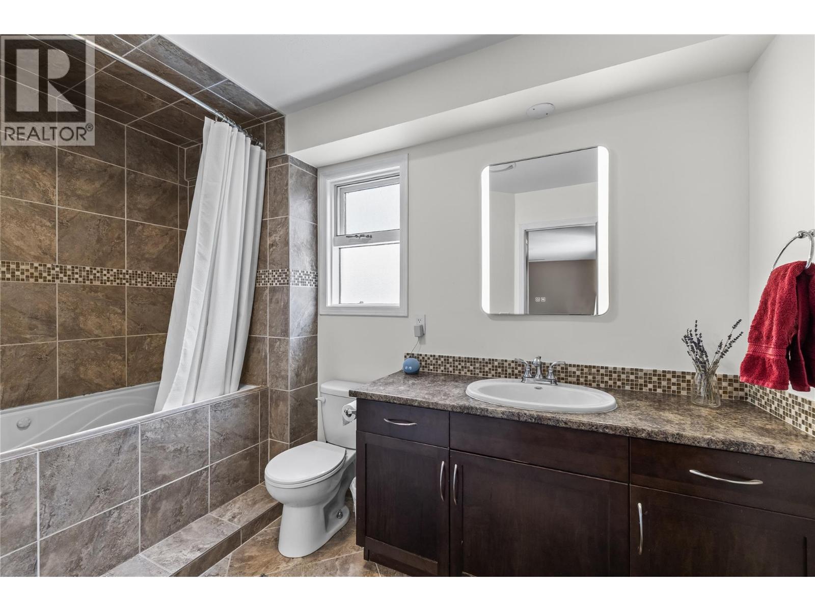 Picture for 2395 Shannon Ridge  Drive https://www.cirrealty.ca/reb/bc/6/10365576_25.jpg