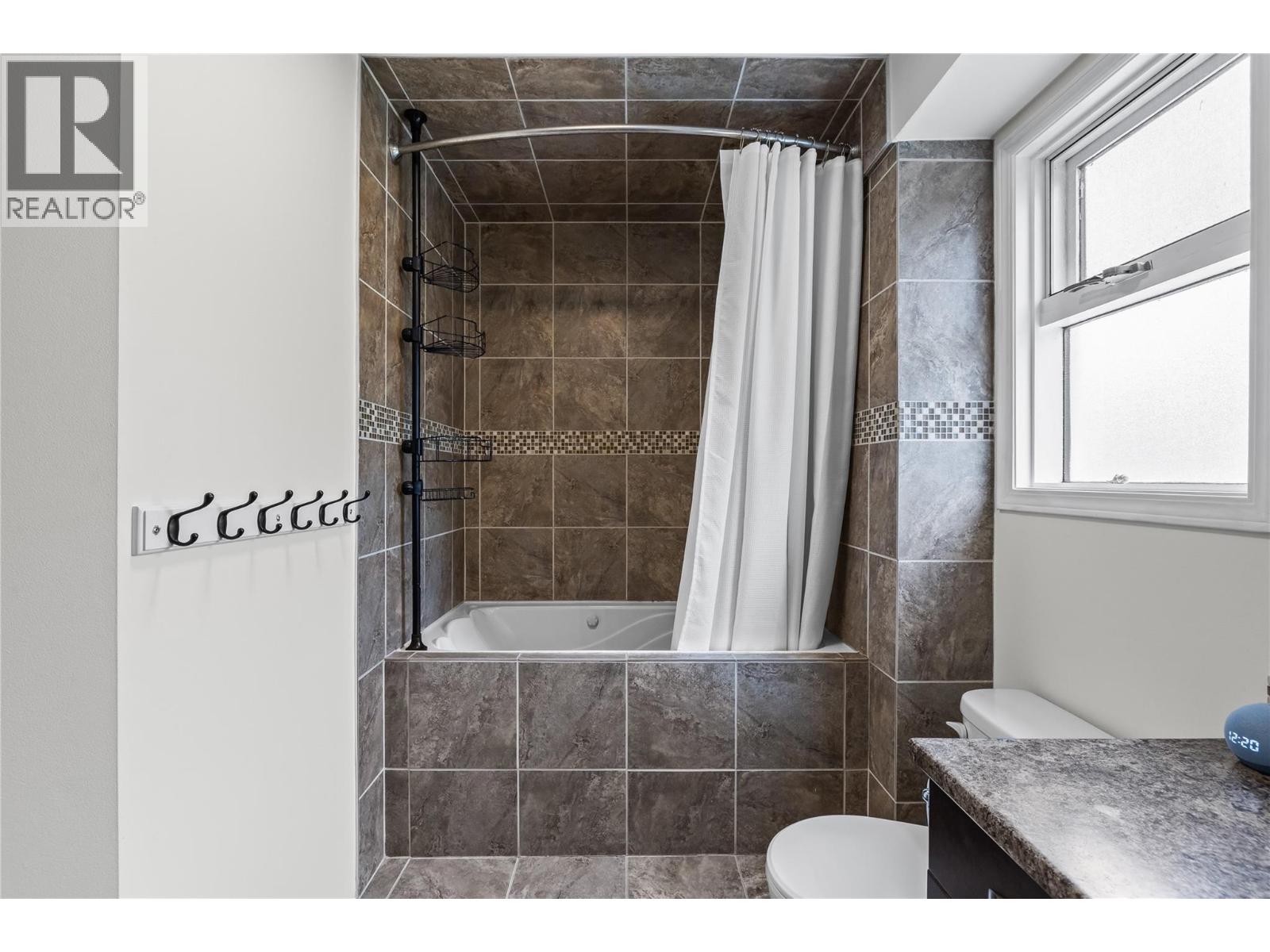 Picture for 2395 Shannon Ridge  Drive https://www.cirrealty.ca/reb/bc/6/10365576_26.jpg