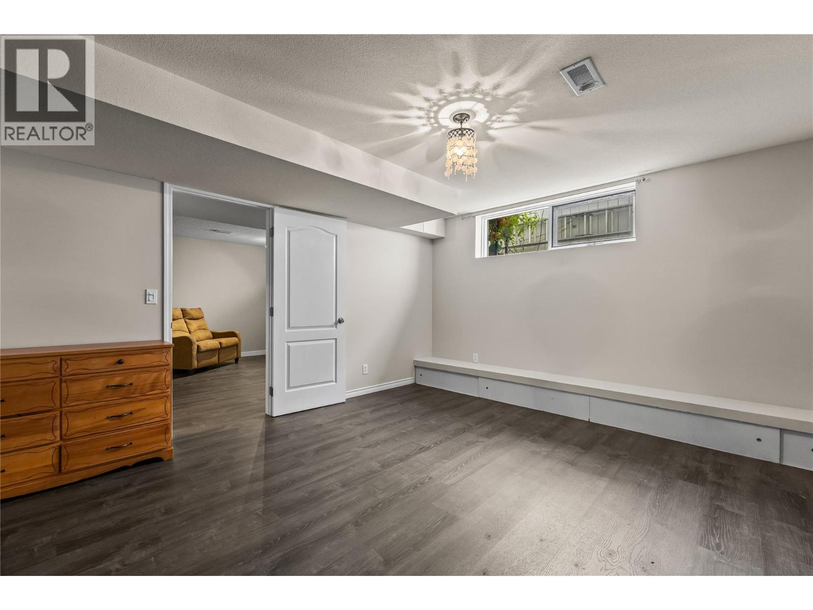 Picture for 2395 Shannon Ridge  Drive https://www.cirrealty.ca/reb/bc/6/10365576_36.jpg