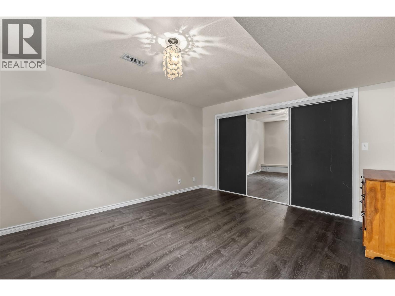 Picture for 2395 Shannon Ridge  Drive https://www.cirrealty.ca/reb/bc/6/10365576_37.jpg