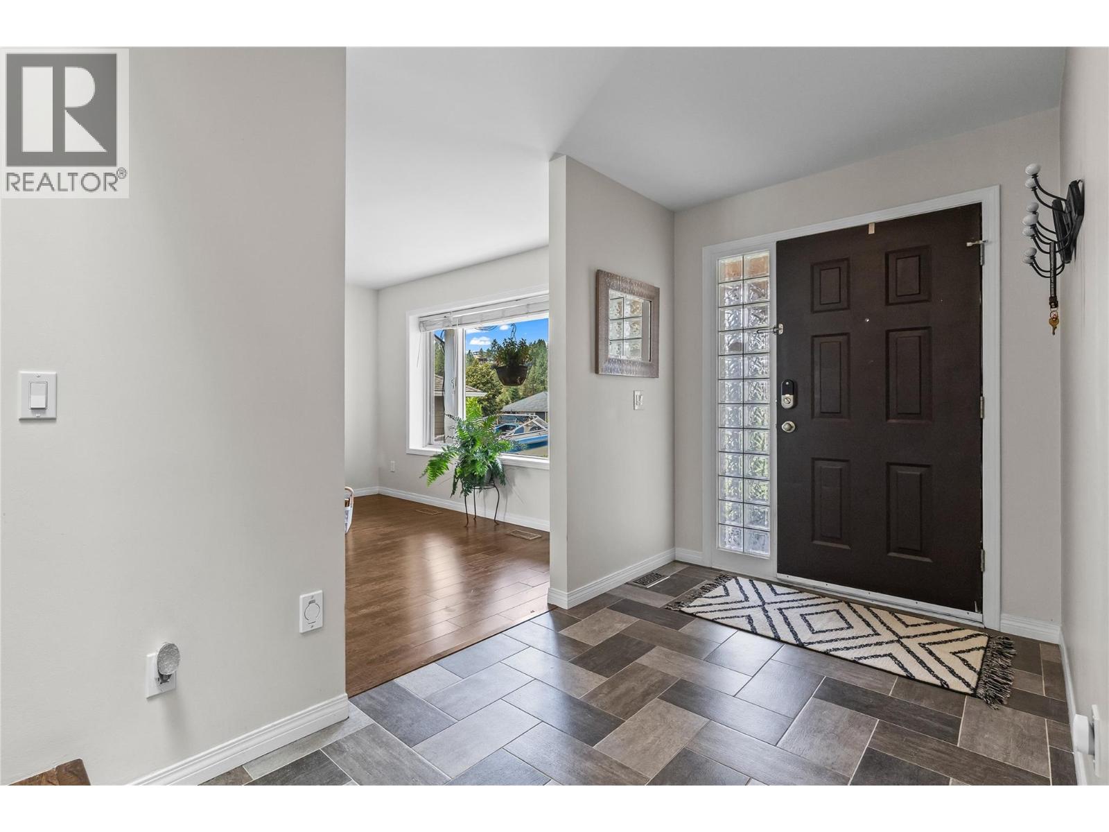 Picture for 2395 Shannon Ridge  Drive https://www.cirrealty.ca/reb/bc/6/10365576_4.jpg
