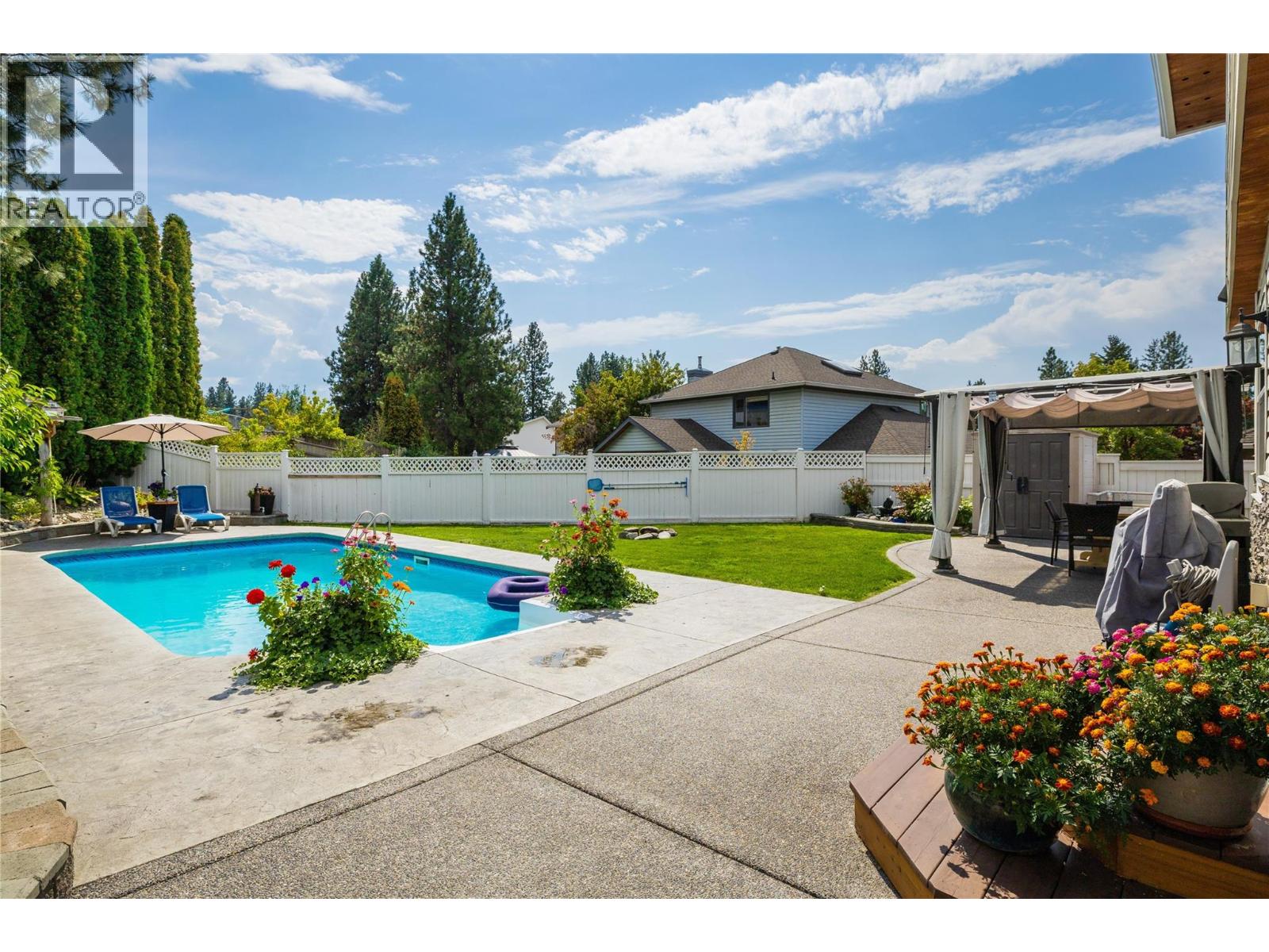 Picture for 2395 Shannon Ridge  Drive https://www.cirrealty.ca/reb/bc/6/10365576_47.jpg