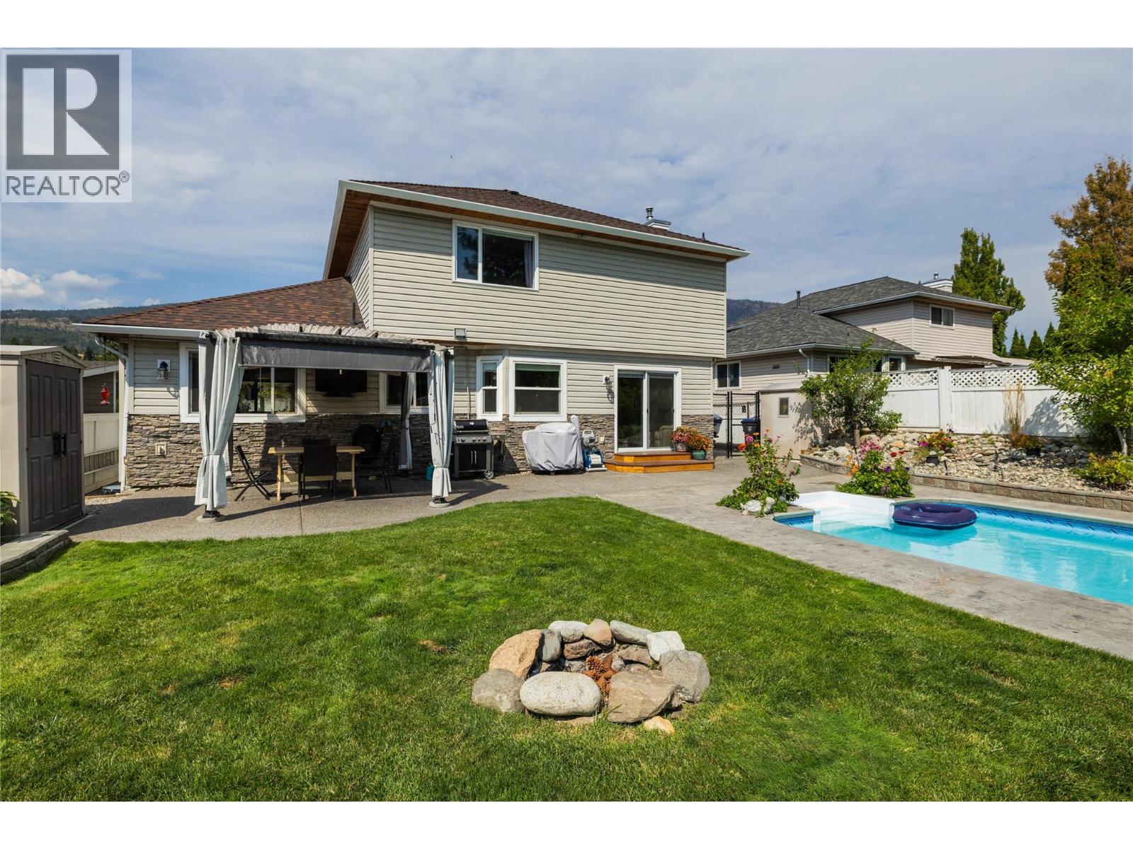 Picture for 2395 Shannon Ridge  Drive https://www.cirrealty.ca/reb/bc/6/10365576_48.jpg