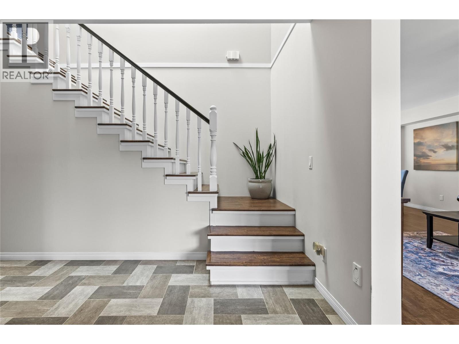 Picture for 2395 Shannon Ridge  Drive https://www.cirrealty.ca/reb/bc/6/10365576_5.jpg
