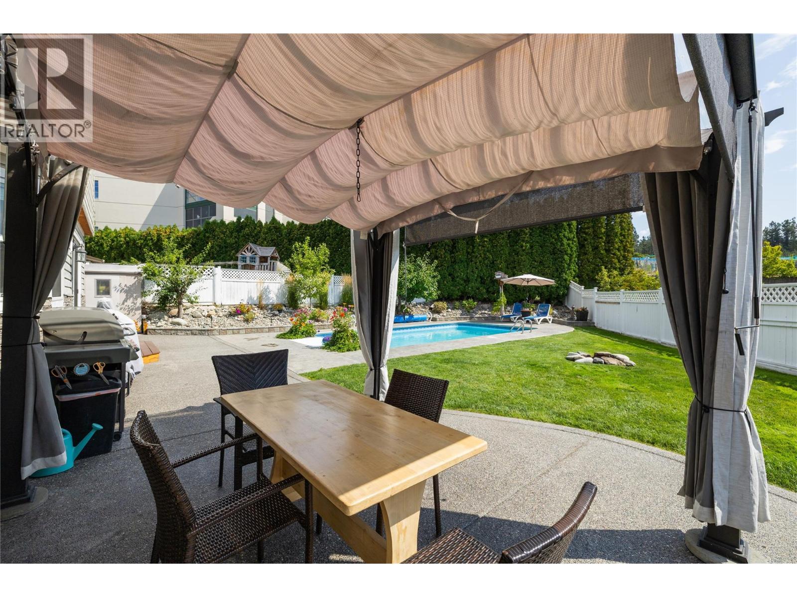 Picture for 2395 Shannon Ridge  Drive https://www.cirrealty.ca/reb/bc/6/10365576_50.jpg