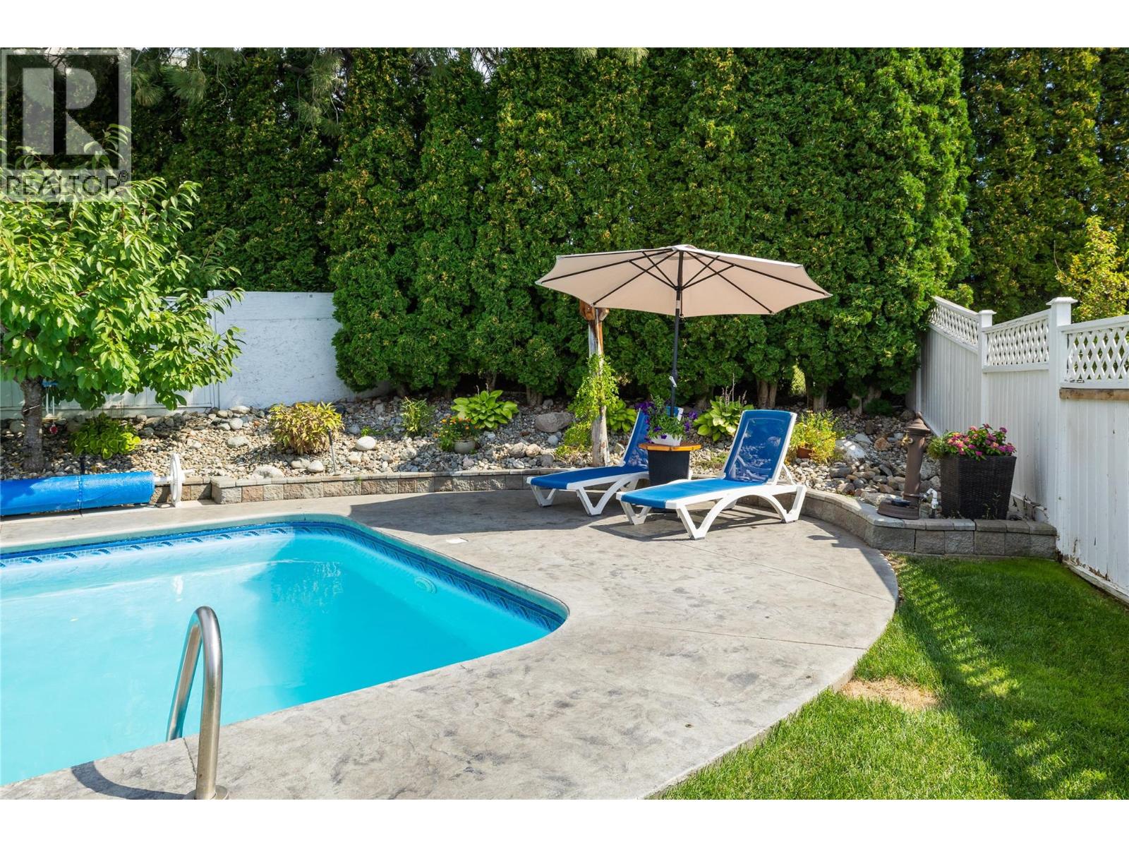 Picture for 2395 Shannon Ridge  Drive https://www.cirrealty.ca/reb/bc/6/10365576_52.jpg