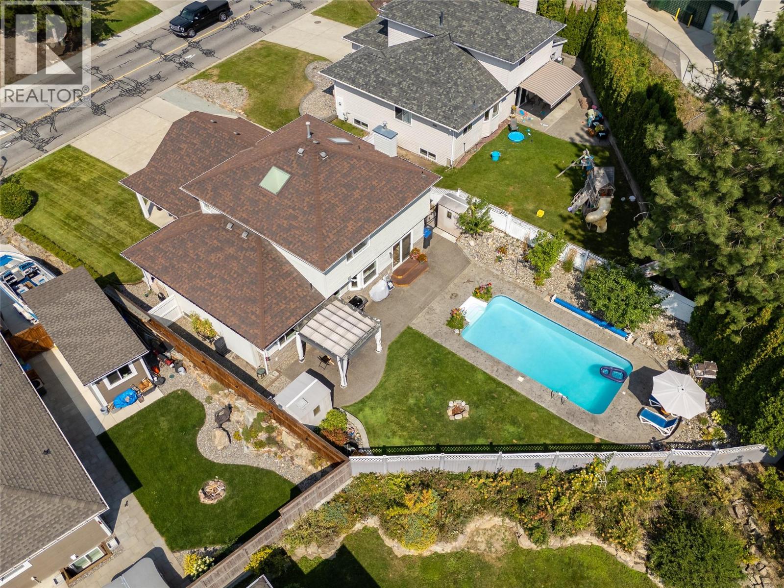 Picture for 2395 Shannon Ridge  Drive https://www.cirrealty.ca/reb/bc/6/10365576_57.jpg