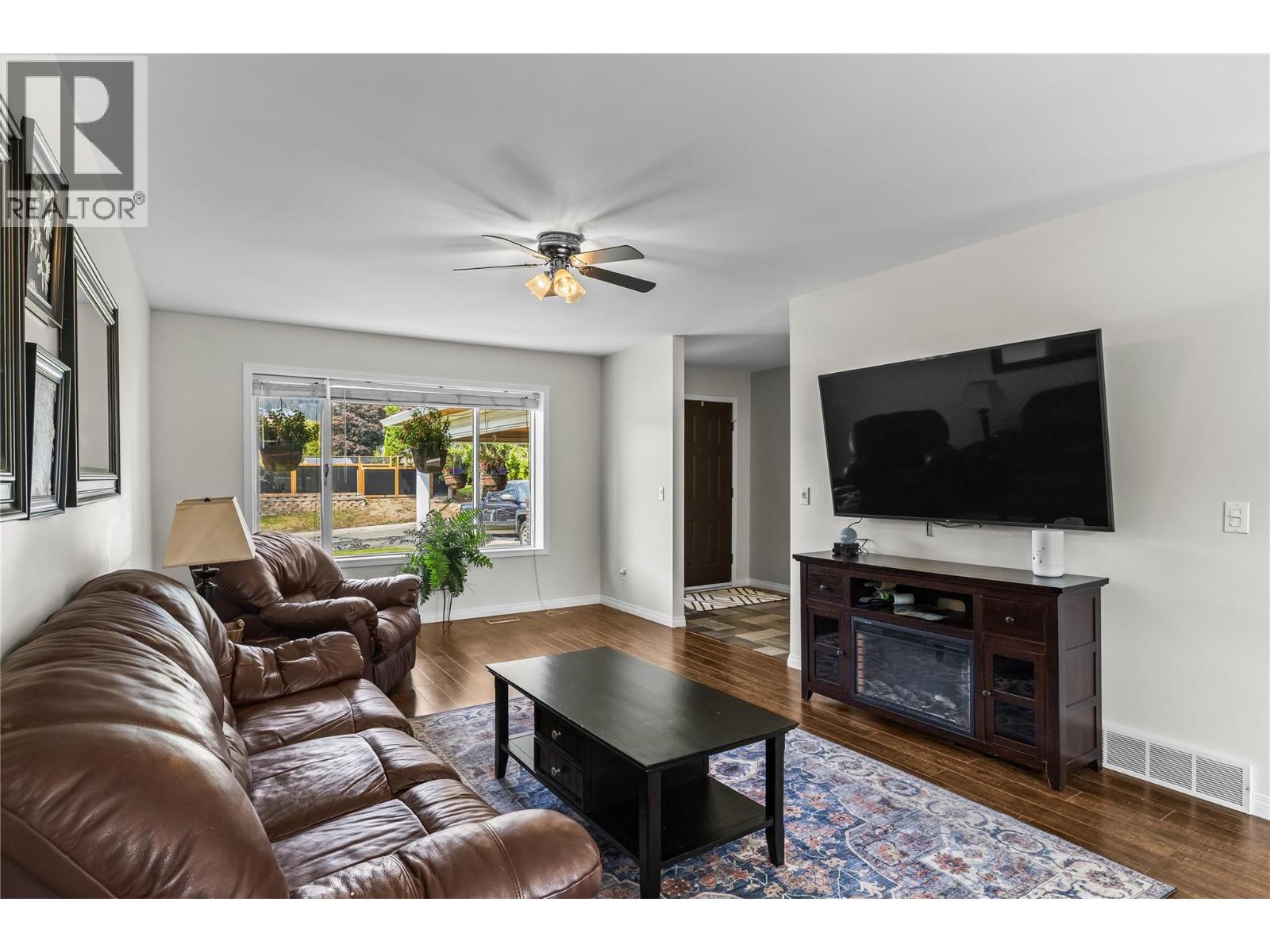 Picture for 2395 Shannon Ridge  Drive https://www.cirrealty.ca/reb/bc/6/10365576_8.jpg