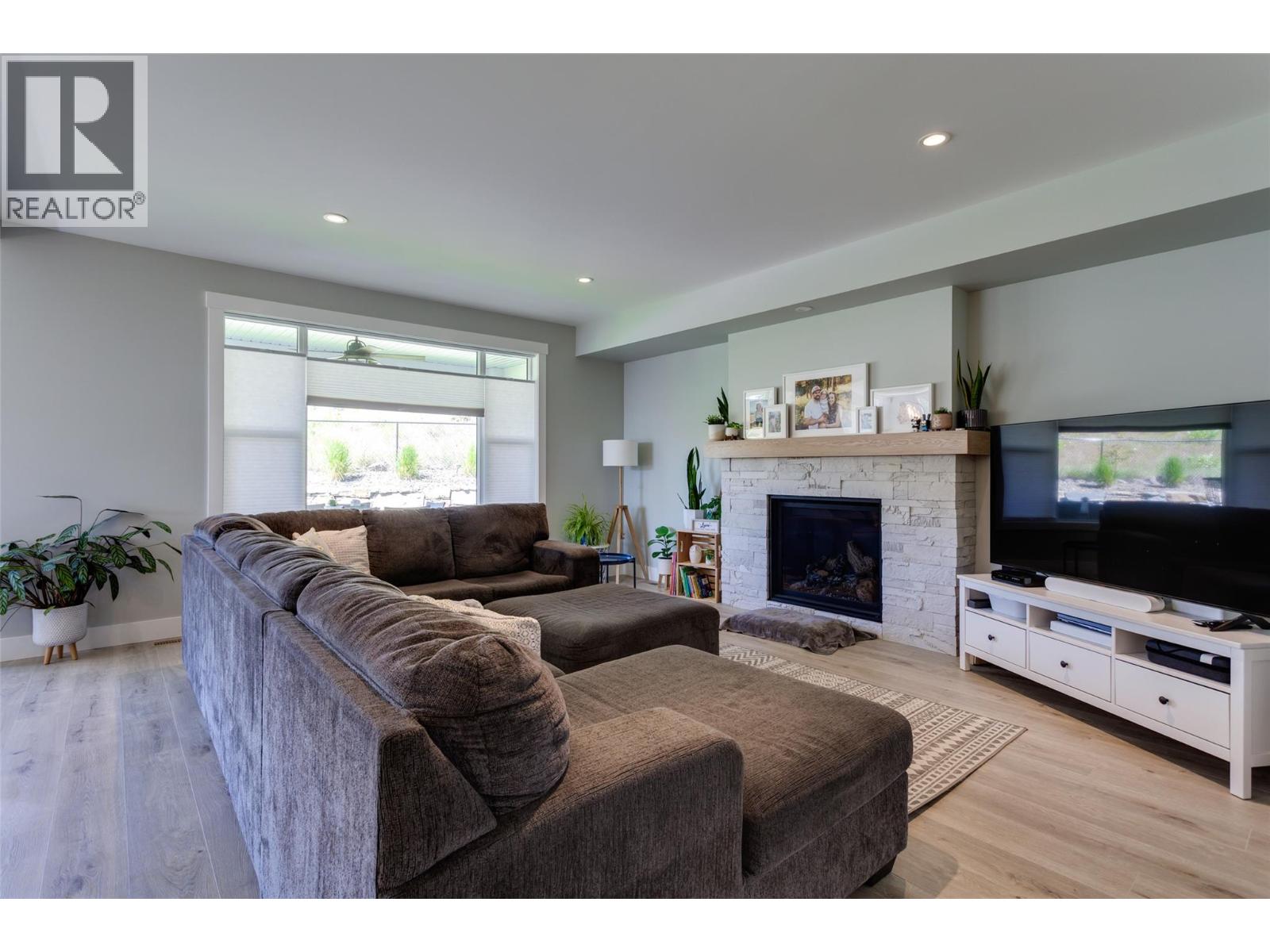 Picture for 218 Echo Ridge  Drive https://www.cirrealty.ca/reb/bc/6/10365926_50.jpg