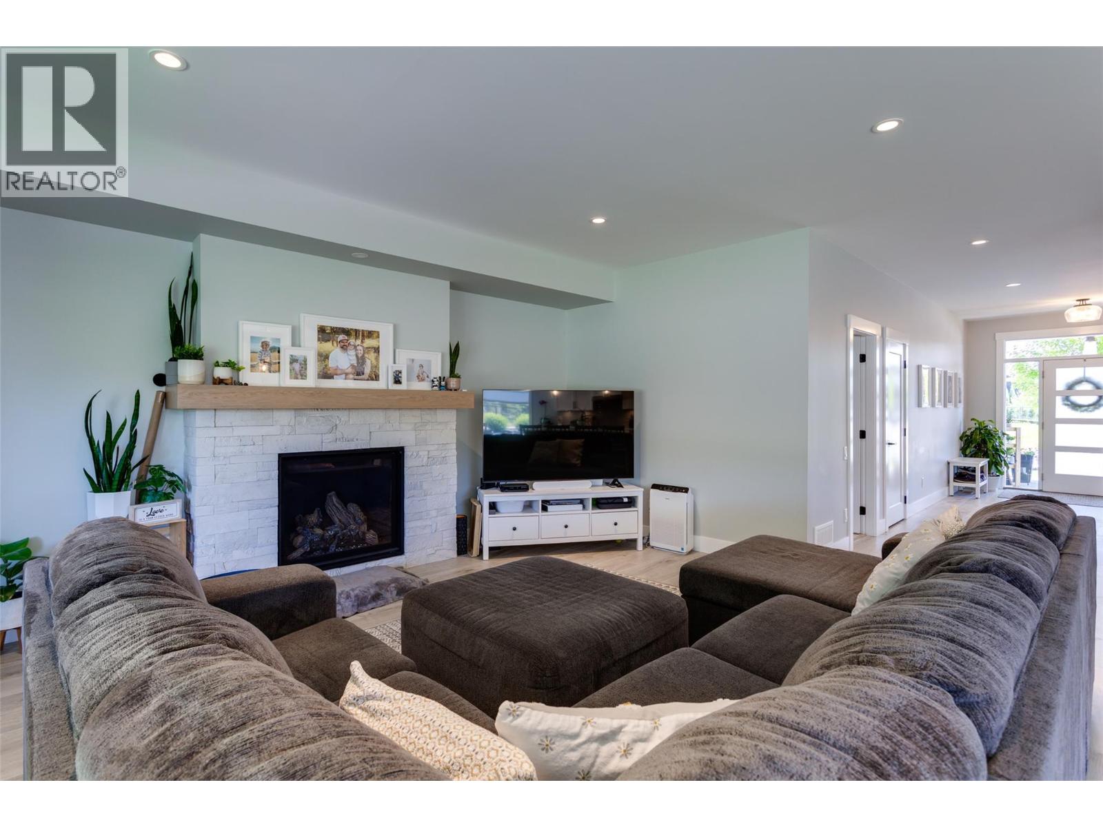 Picture for 218 Echo Ridge  Drive https://www.cirrealty.ca/reb/bc/6/10365926_52.jpg