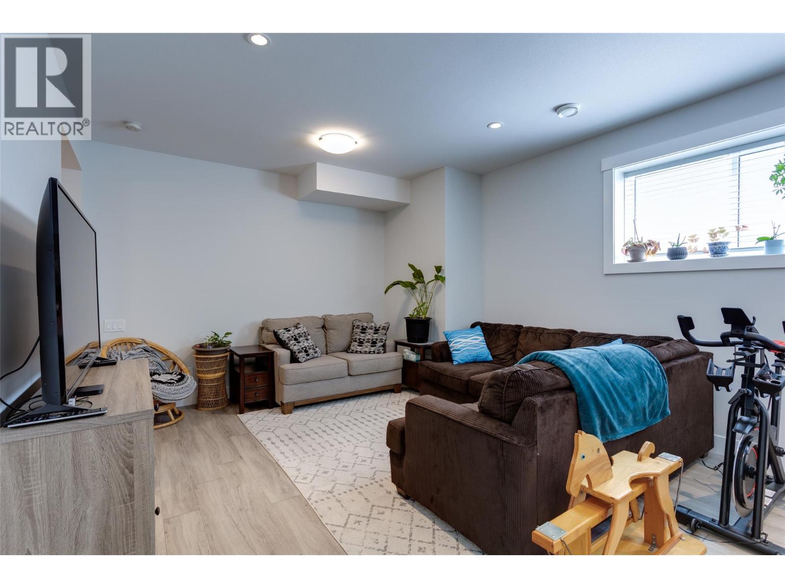 Picture for 218 Echo Ridge  Drive https://www.cirrealty.ca/reb/bc/6/10365926_71.jpg