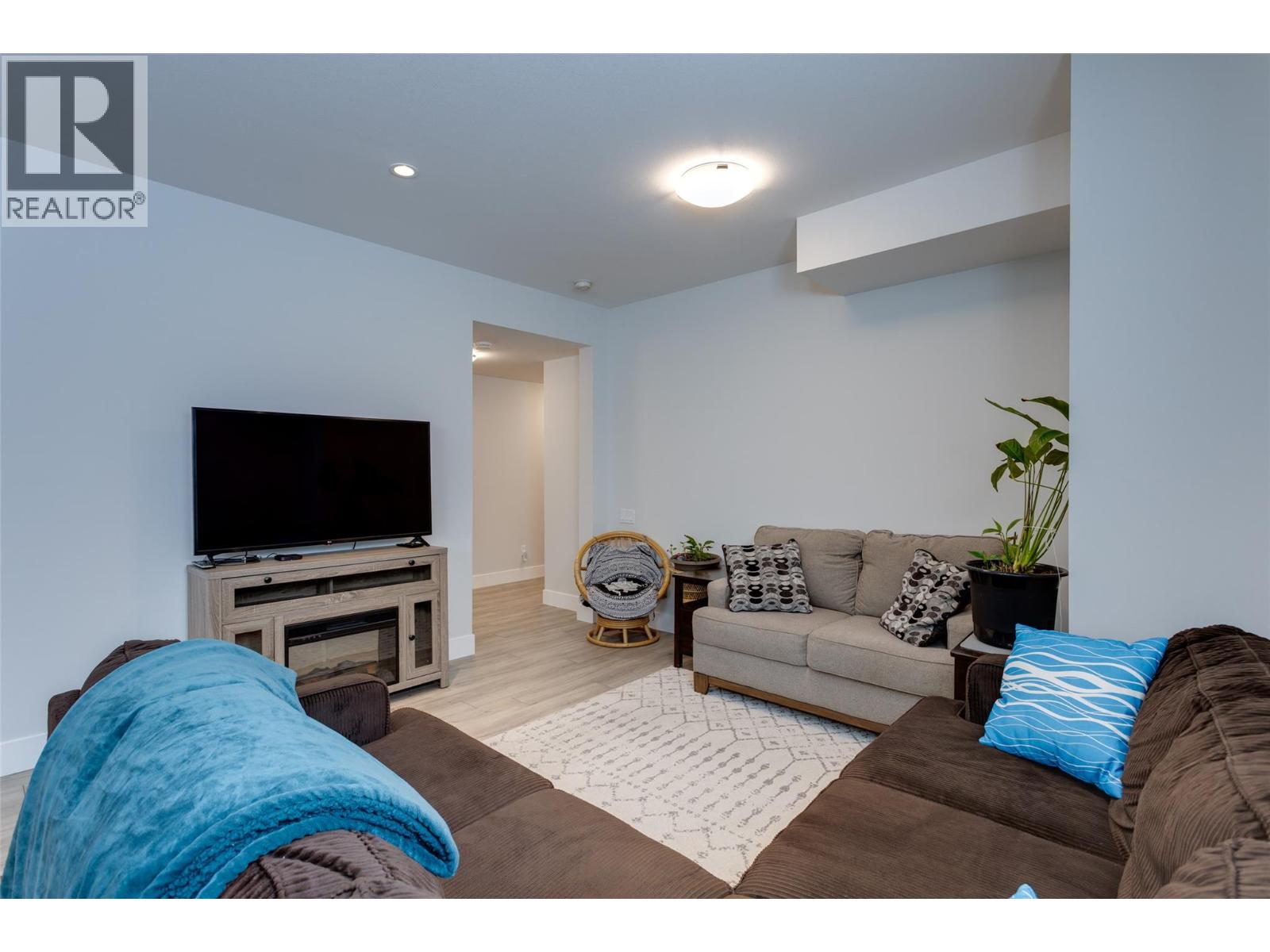 Picture for 218 Echo Ridge  Drive https://www.cirrealty.ca/reb/bc/6/10365926_72.jpg