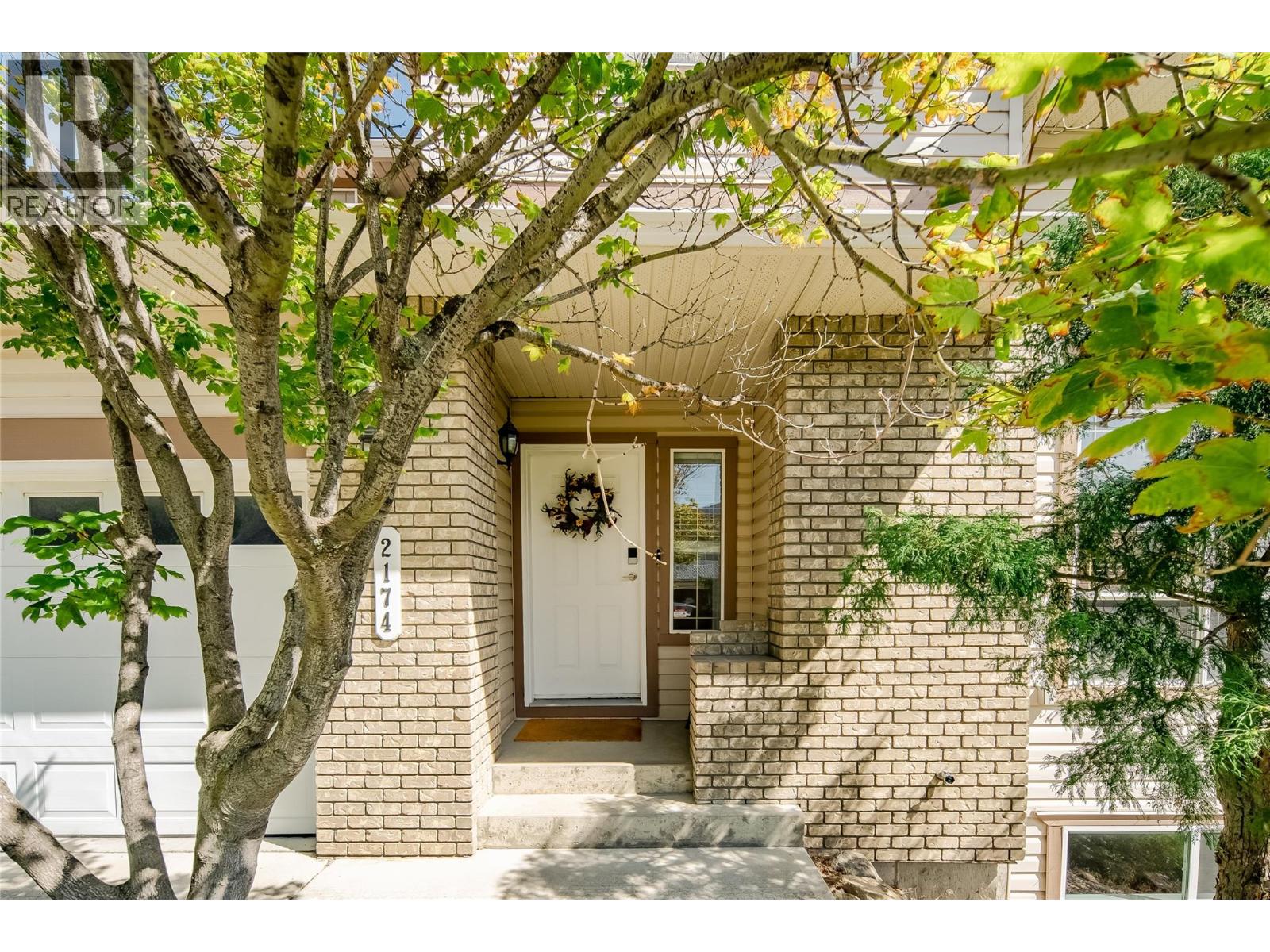 Picture for 2174 Sunview  Drive https://www.cirrealty.ca/reb/bc/6/10366286_2.jpg