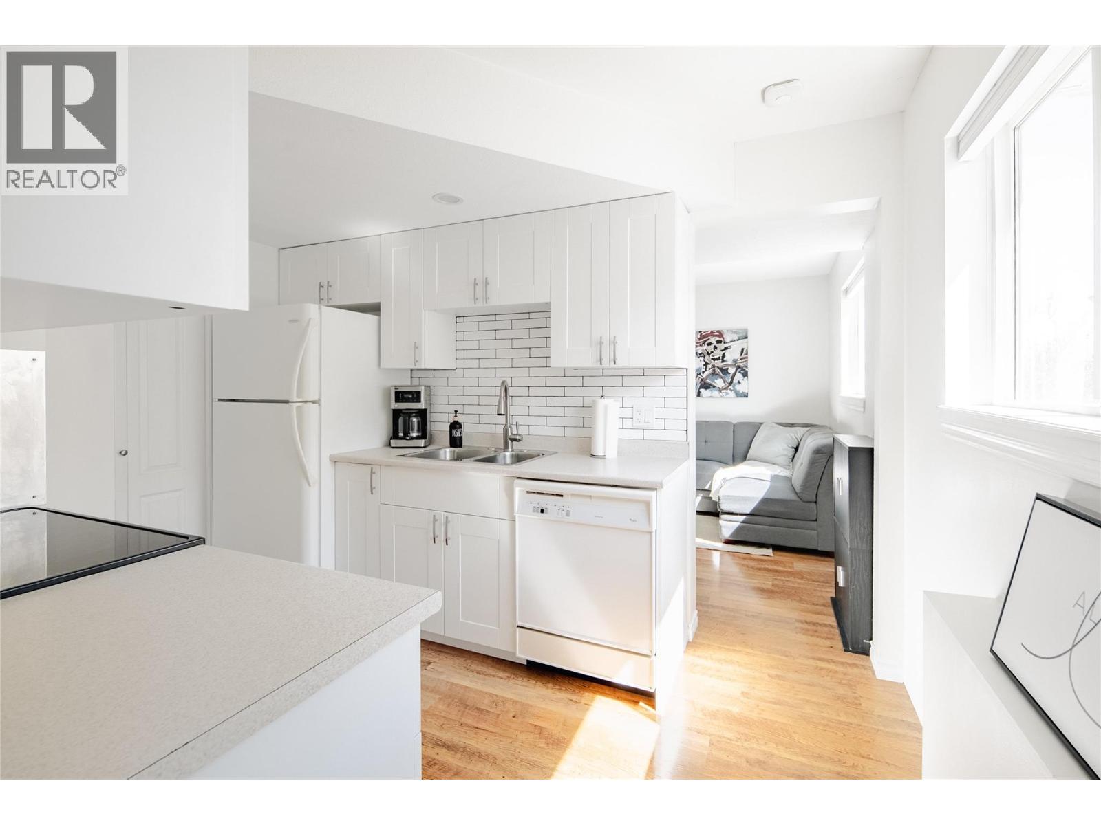 Picture for 2174 Sunview  Drive https://www.cirrealty.ca/reb/bc/6/10366286_25.jpg