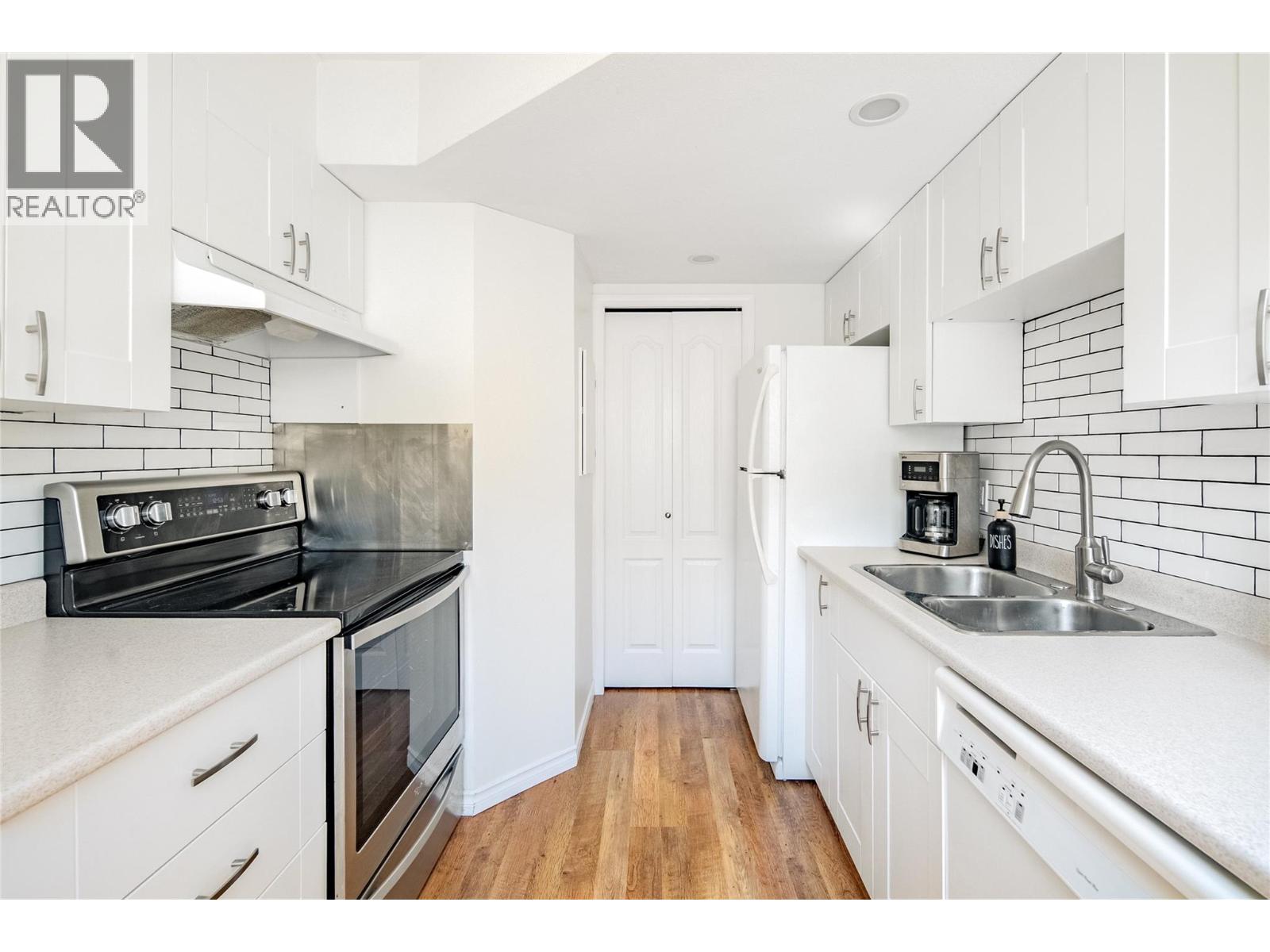 Picture for 2174 Sunview  Drive https://www.cirrealty.ca/reb/bc/6/10366286_26.jpg