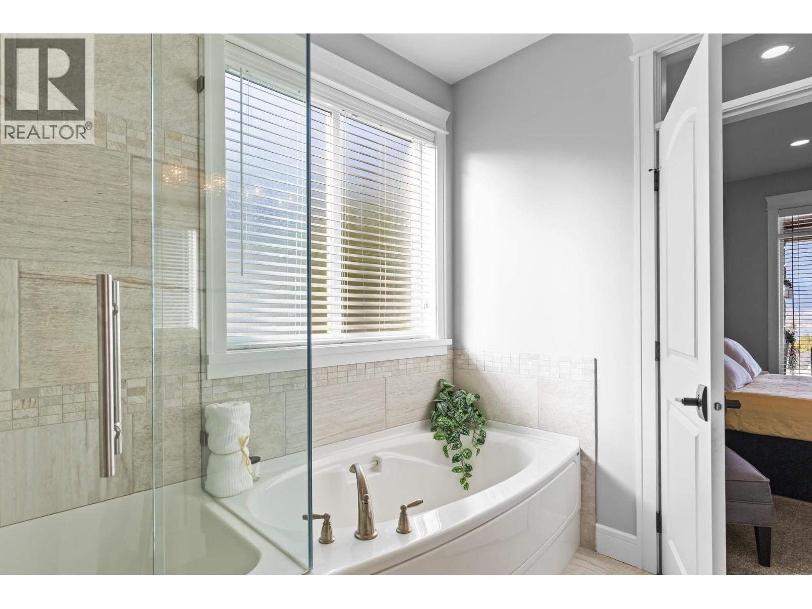 Picture for 388 Rindle  Court https://www.cirrealty.ca/reb/bc/6/10366626_30.jpg