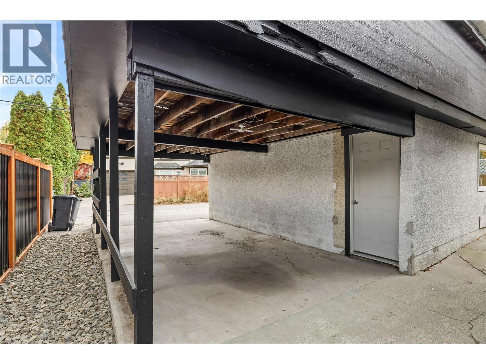 Picture for 1814 Abbott  Street https://www.cirrealty.ca/reb/bc/6/10366826_7.jpg