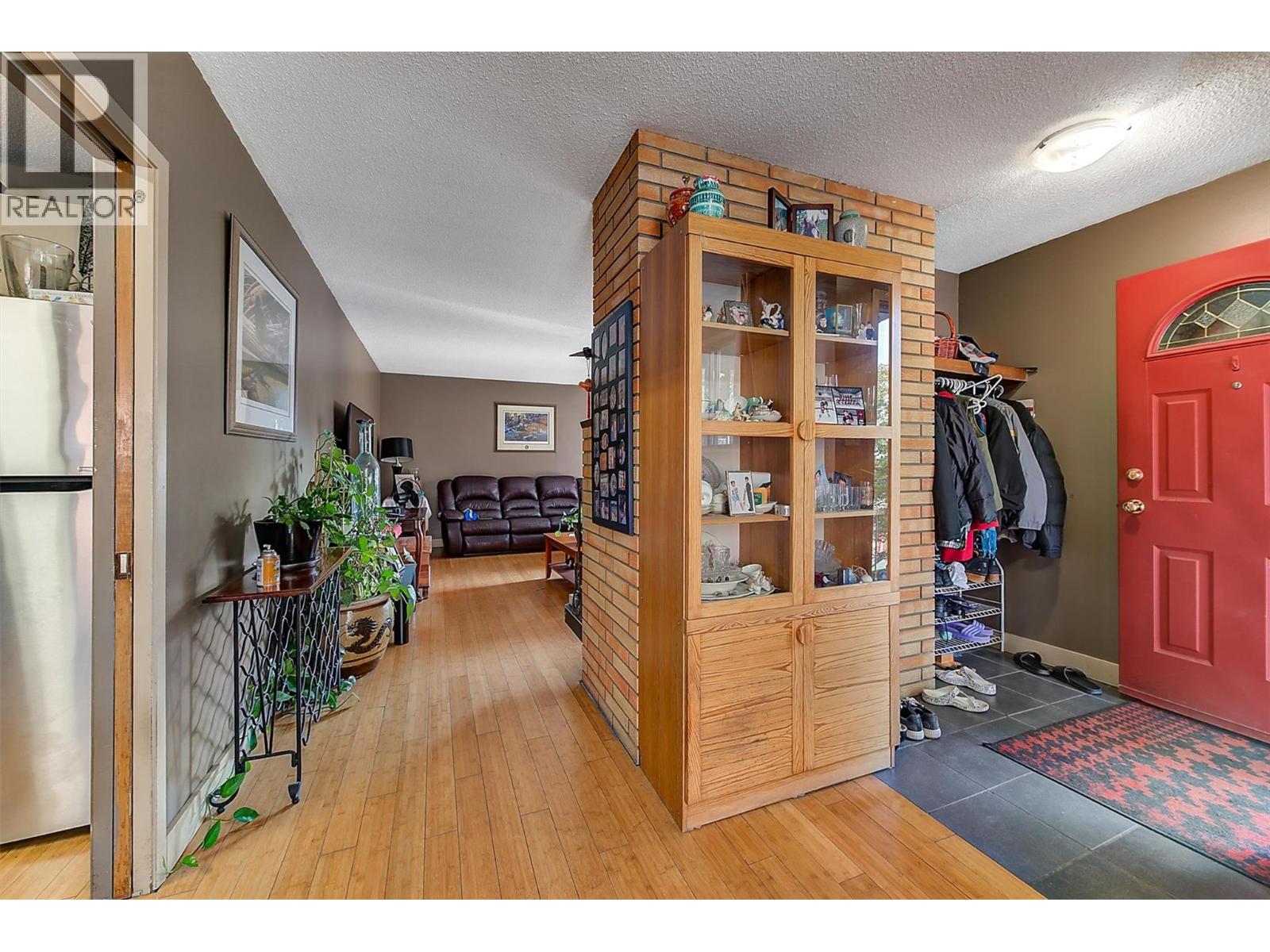 Picture for 738 Morrison  Avenue https://www.cirrealty.ca/reb/bc/7/10362337_10.jpg