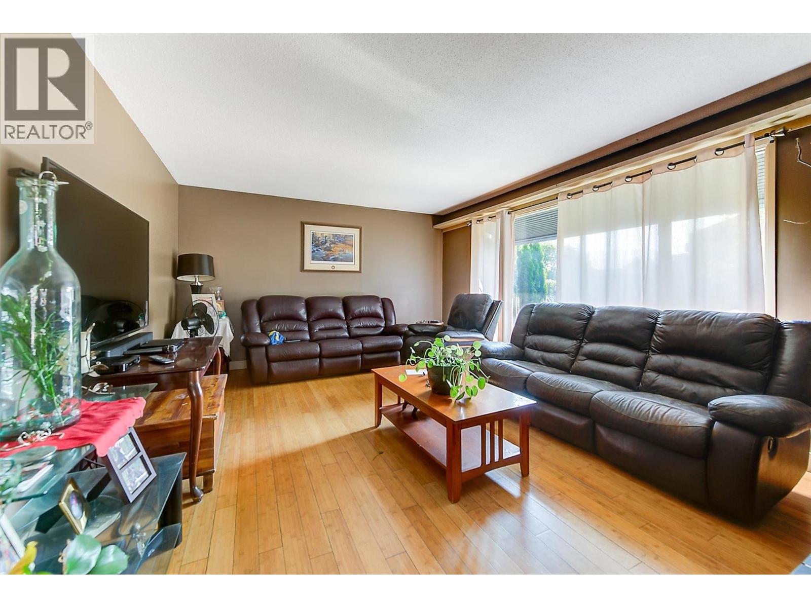 Picture for 738 Morrison  Avenue https://www.cirrealty.ca/reb/bc/7/10362337_11.jpg