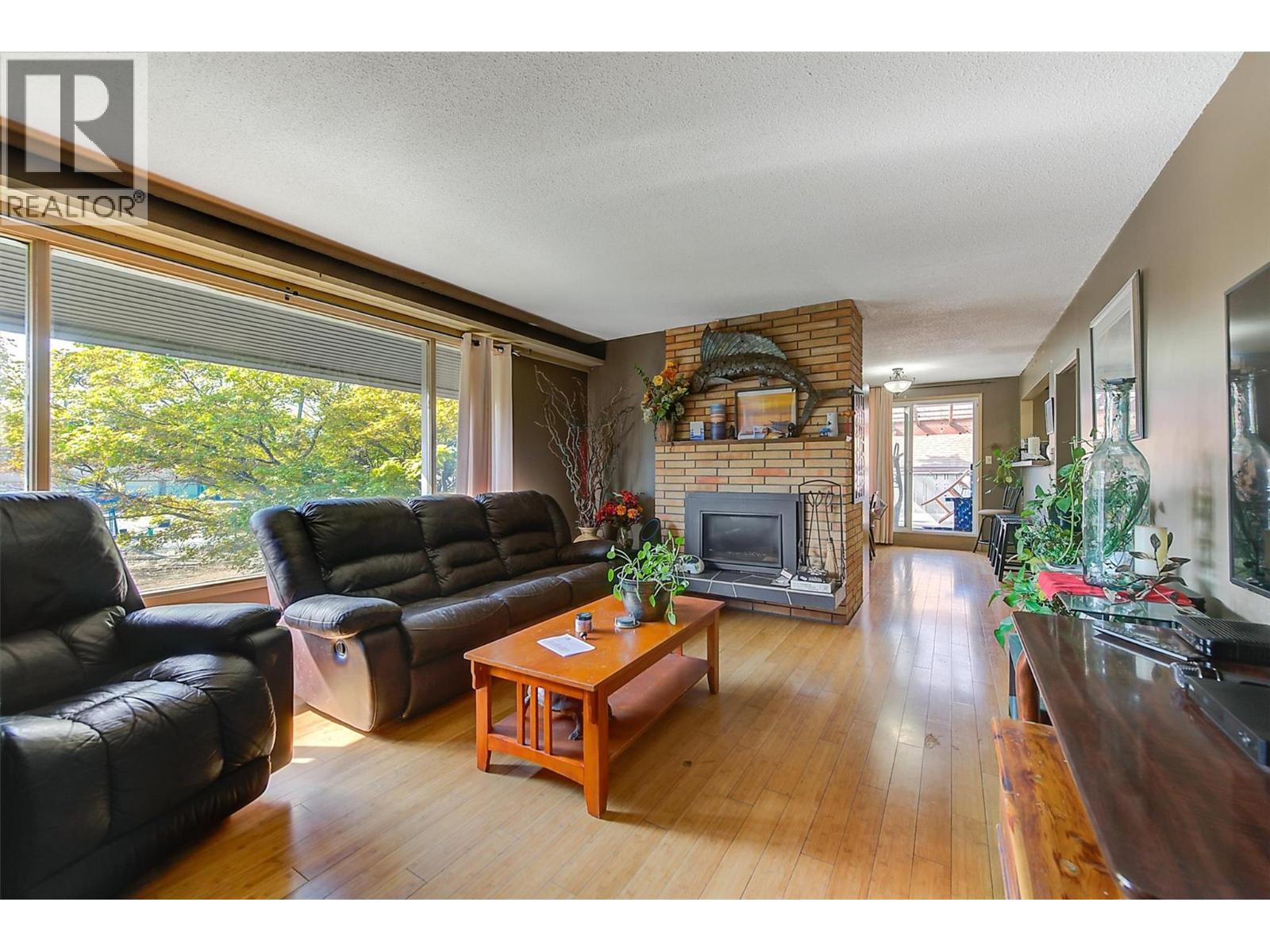 Picture for 738 Morrison  Avenue https://www.cirrealty.ca/reb/bc/7/10362337_12.jpg